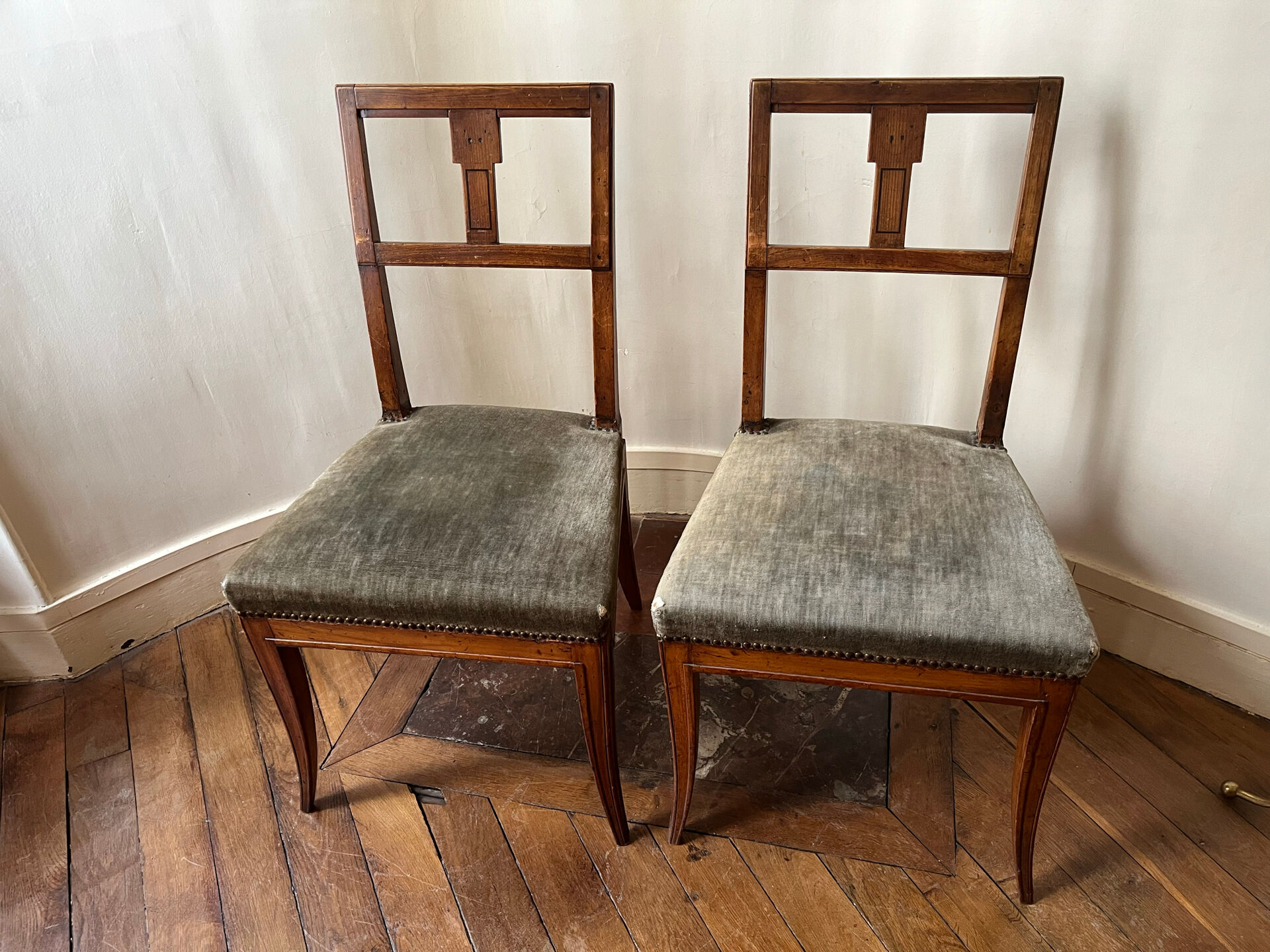 Pair of Directoire chairs in walnut, late 18th century.