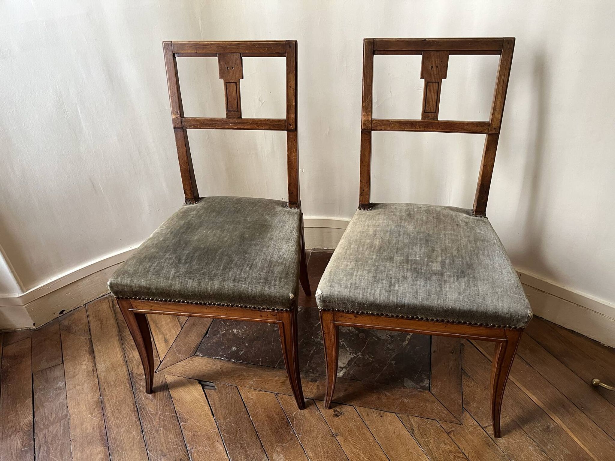 Paire de chaises Directoire en noyer, fin XVIIIe
