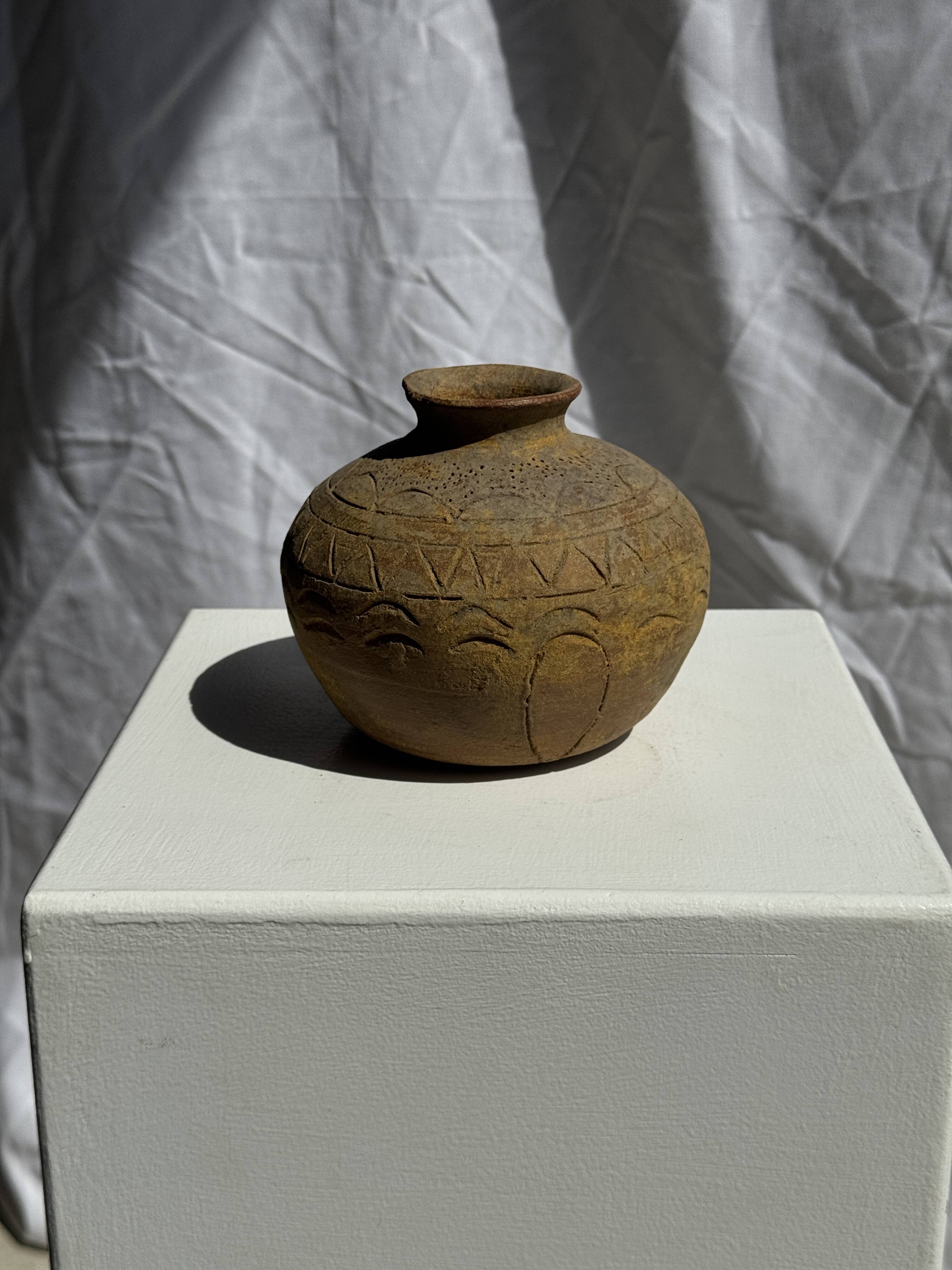 Small round ancient vase in engraved terracotta, Indonesian polychromy H10 D1