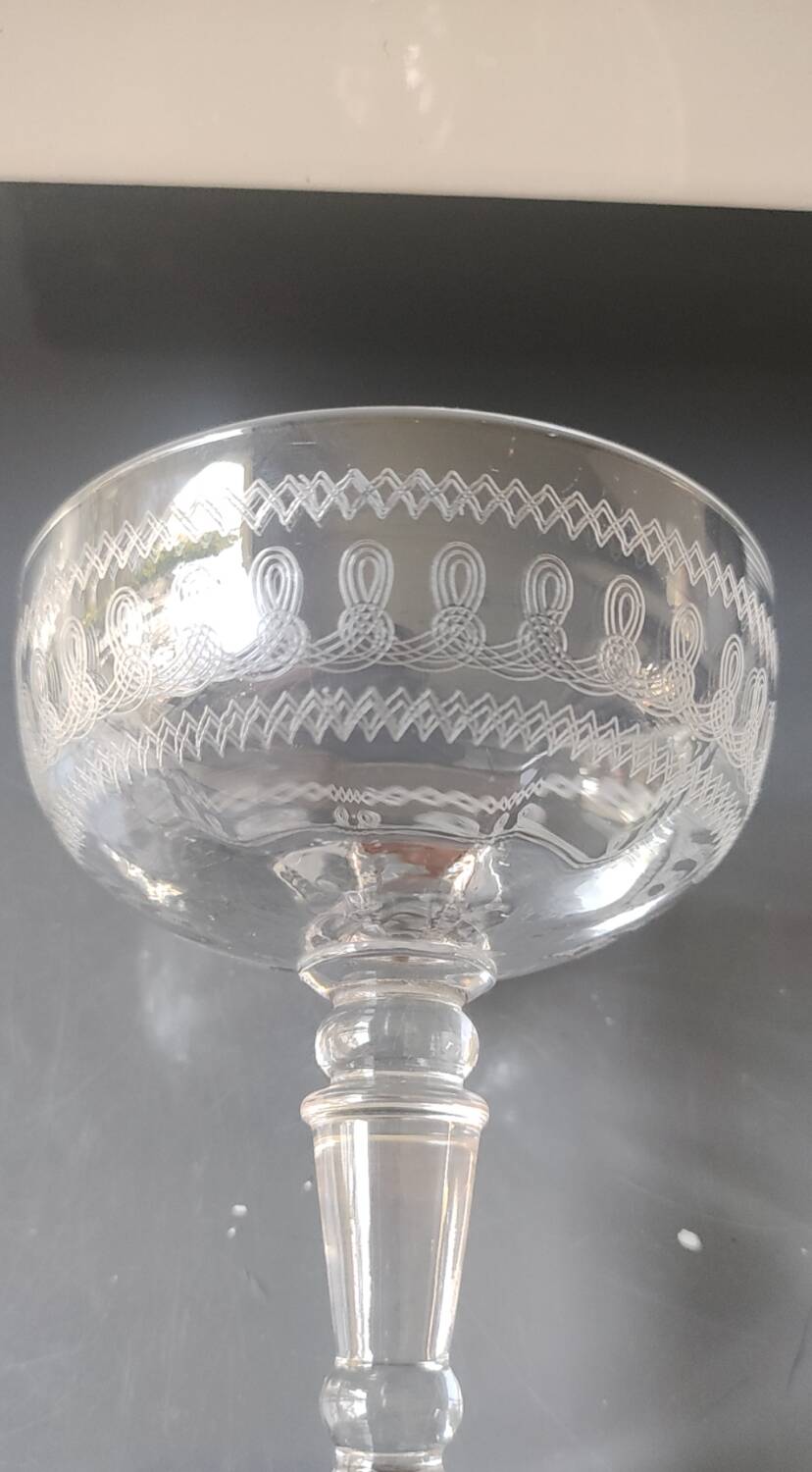 Lot of 4 x Champagne Coupes in Baccarat crystal. Engraved decoration with Greek friezes.