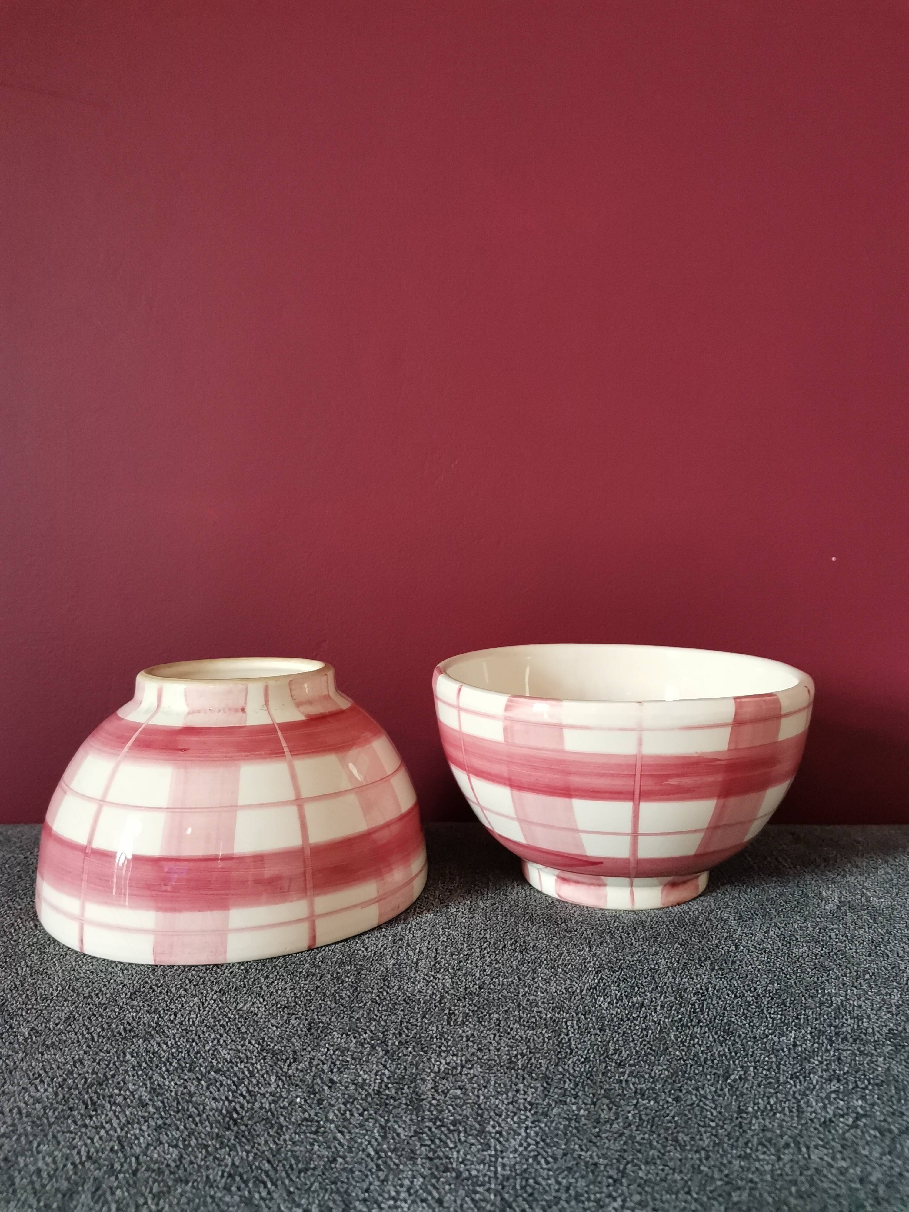 Red scottish bowls