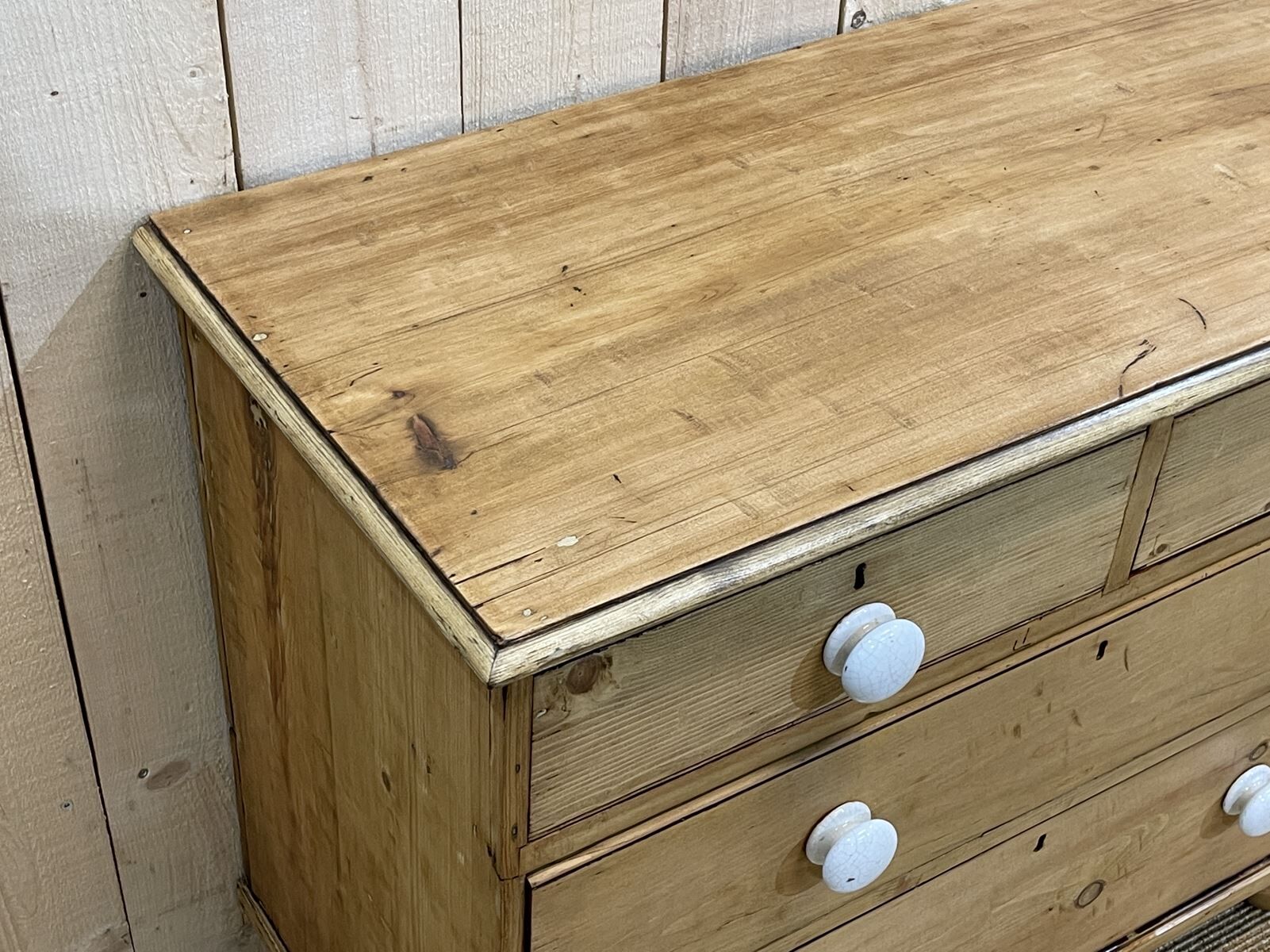 English dresser XIXth fir with its white porcelain buttons