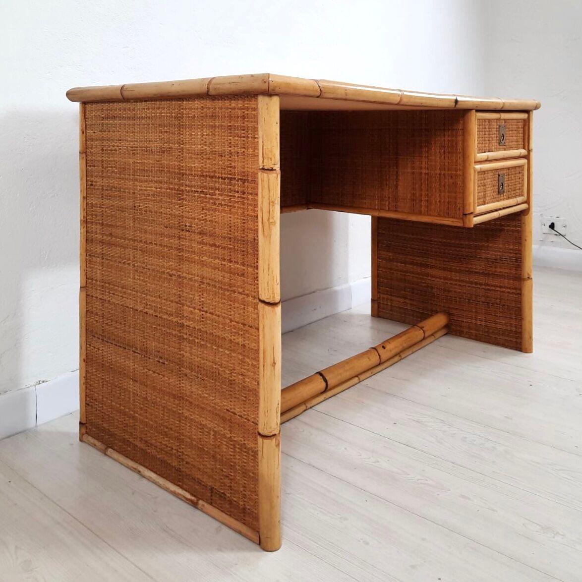 Bureau des années 60, Dal vera, bambou et osier, poignées en laiton