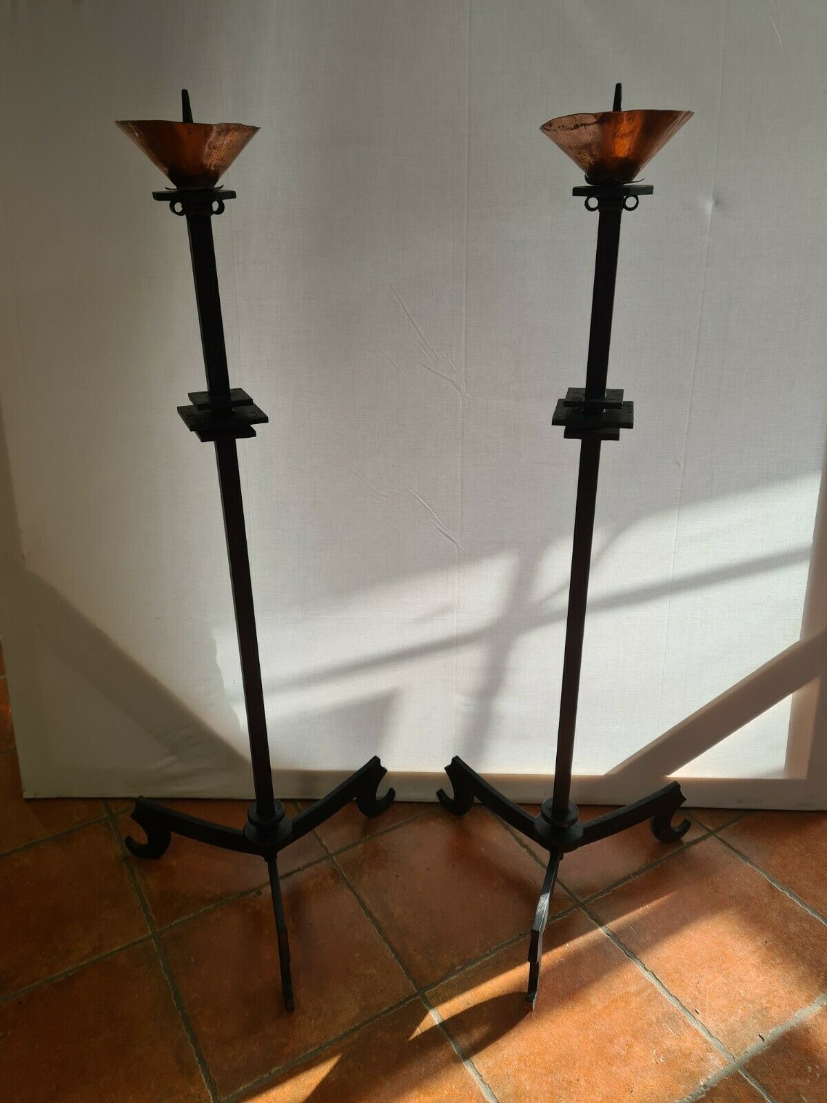 Chandeliers sur pied en fer forgé