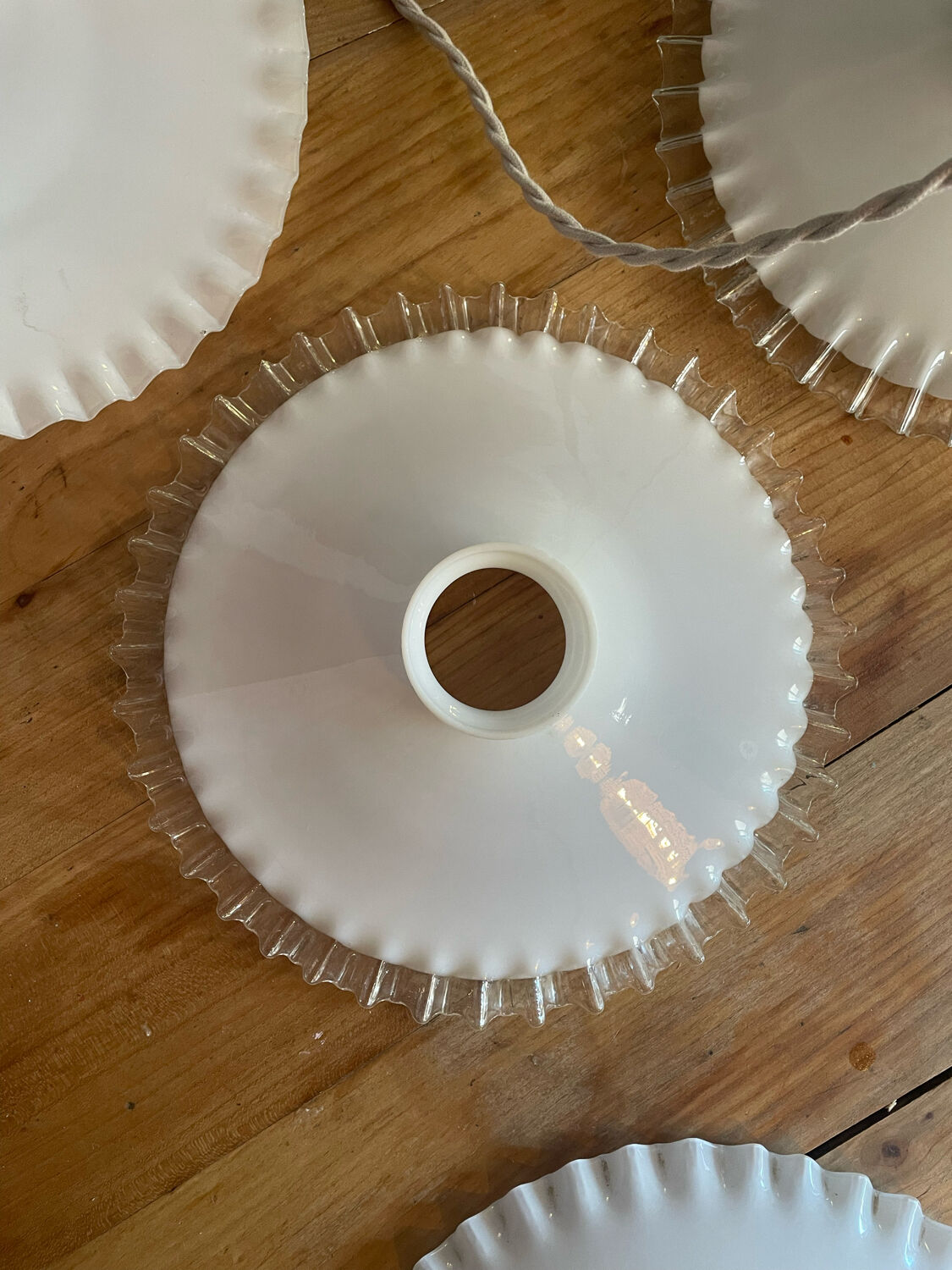 Serrated opaline suspension