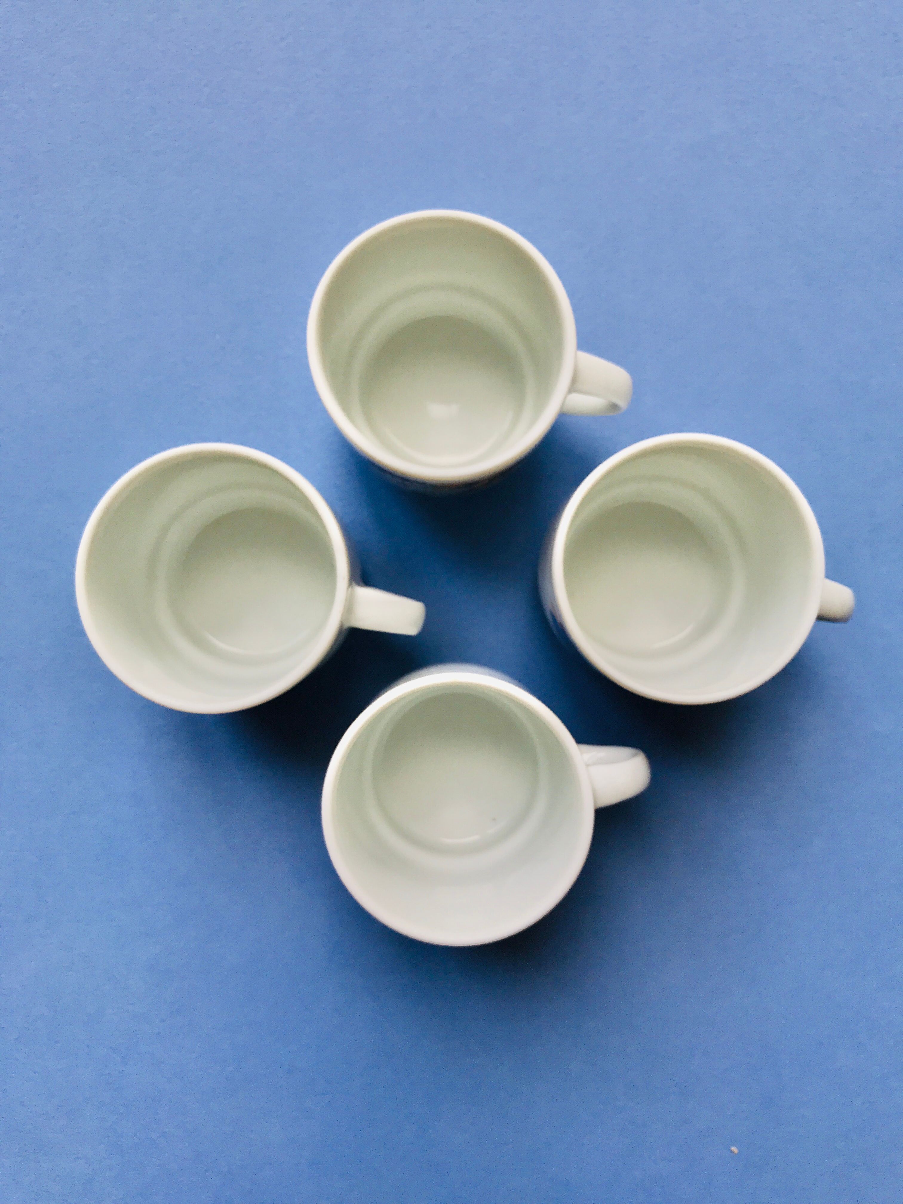 Set of 4 coffee cups, floral pattern saucers, 70s