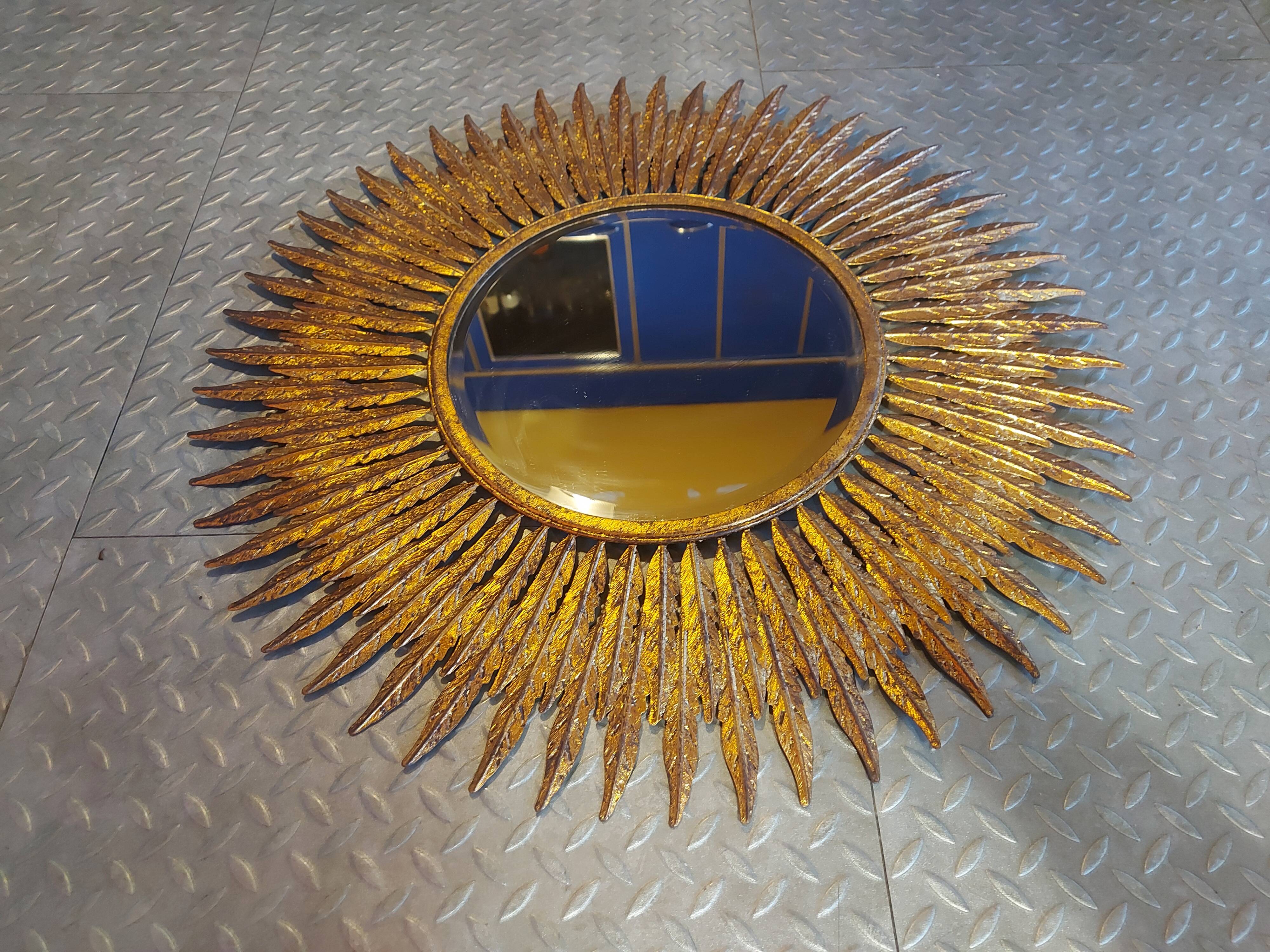 Miroir soleil en métal doré 62cm