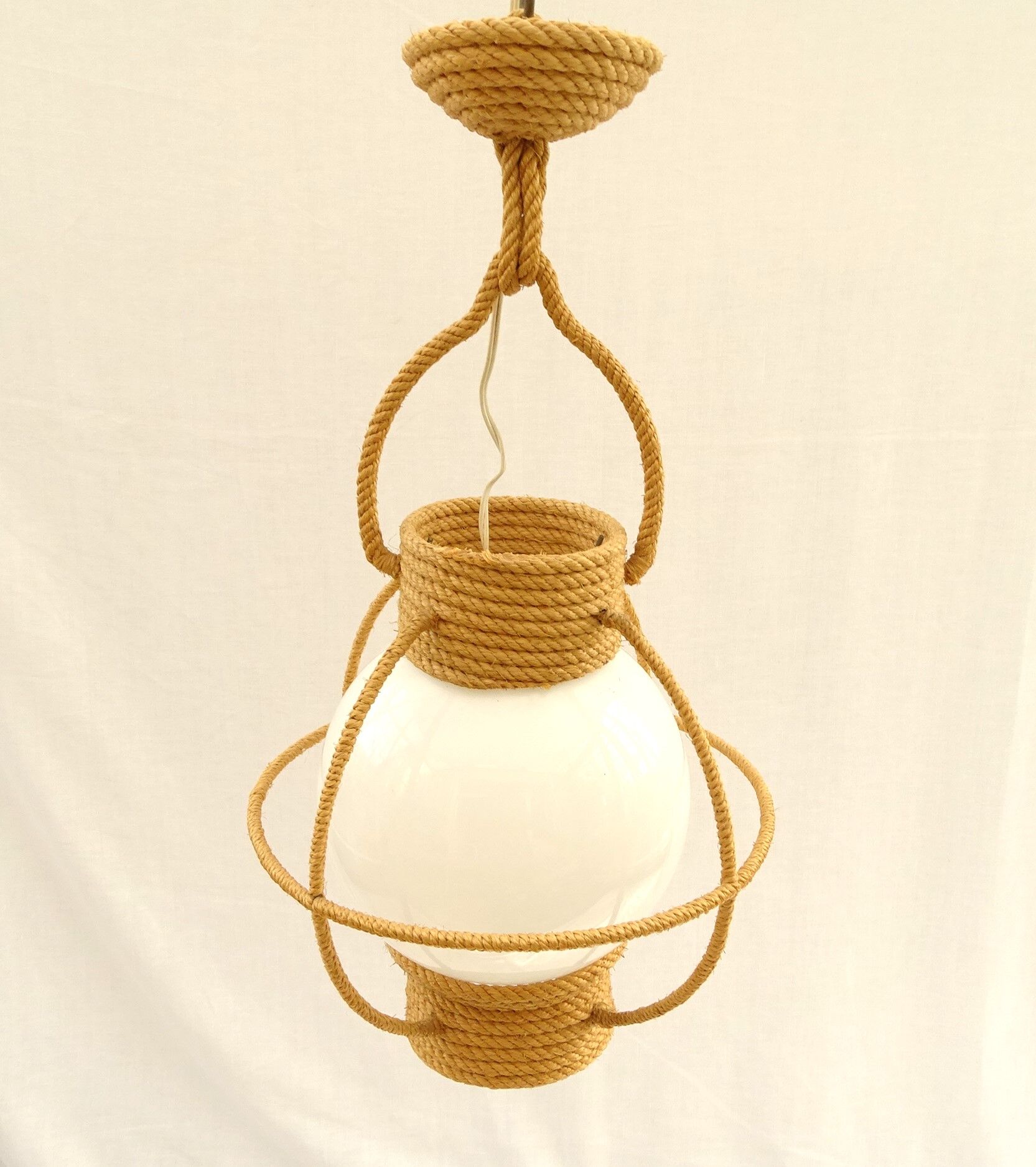 Suspension globe en opaline blanche  et corde tressé