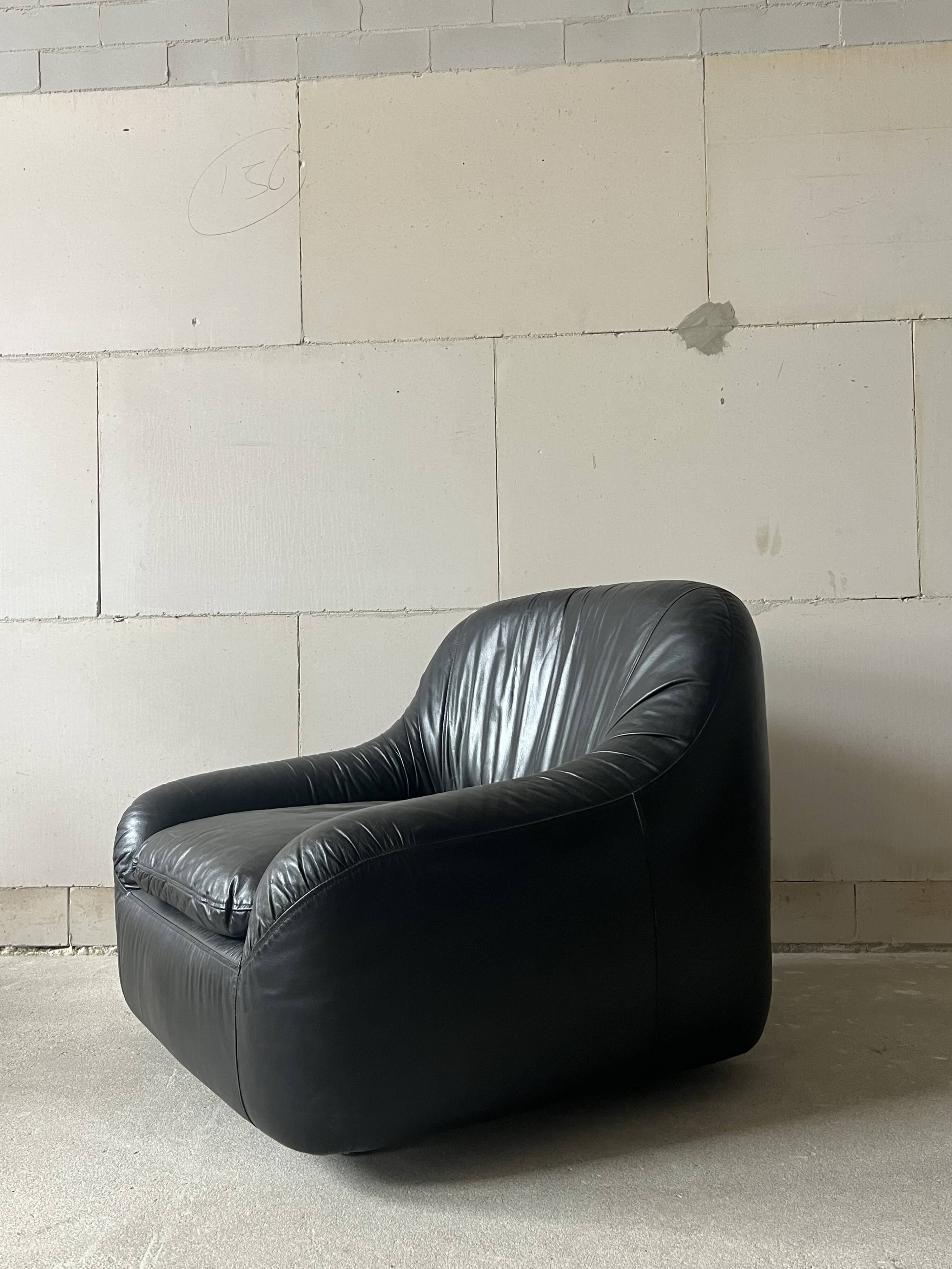 Italian black leather lounge chair