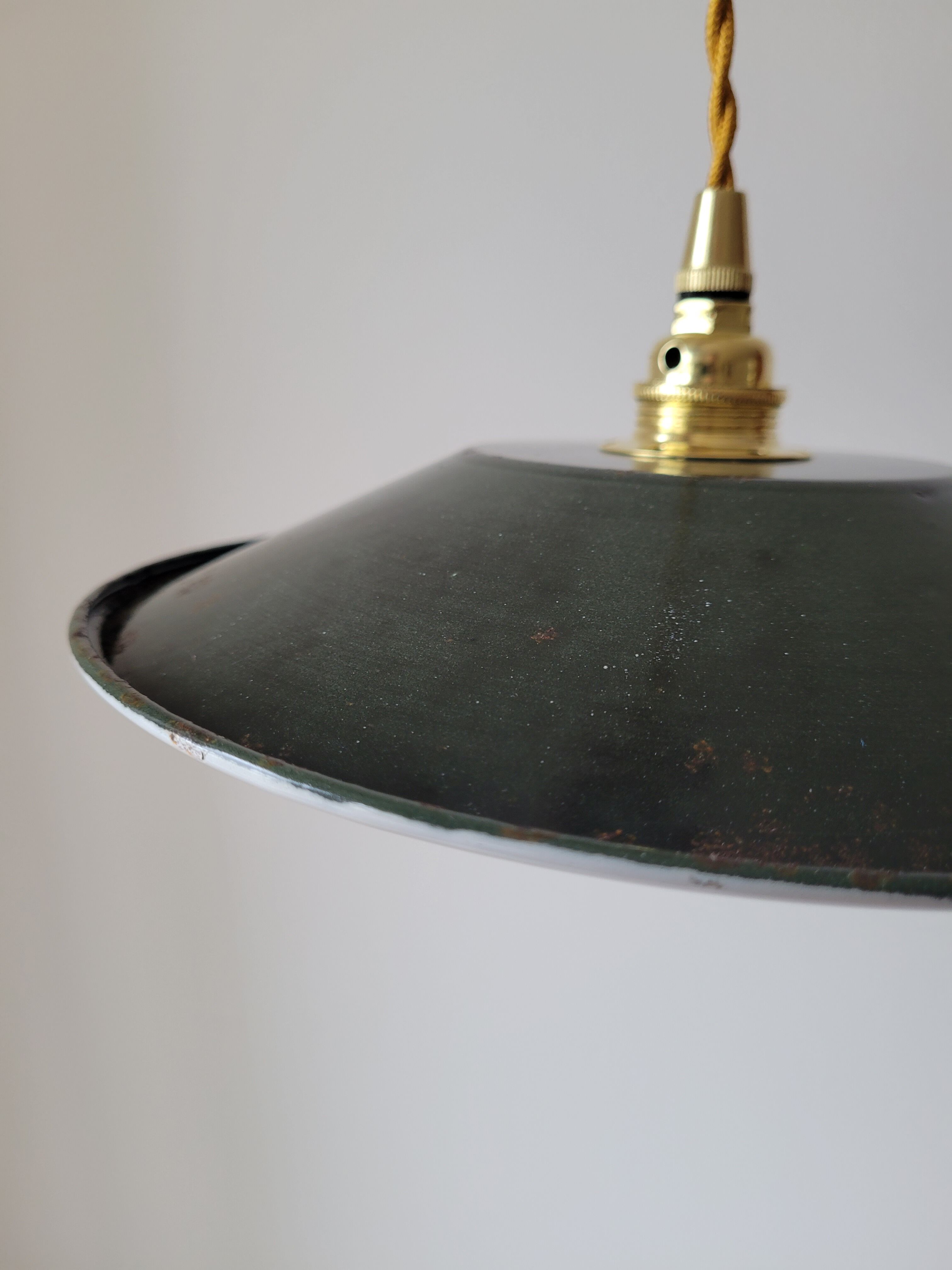 Enamelled sheet metal suspension