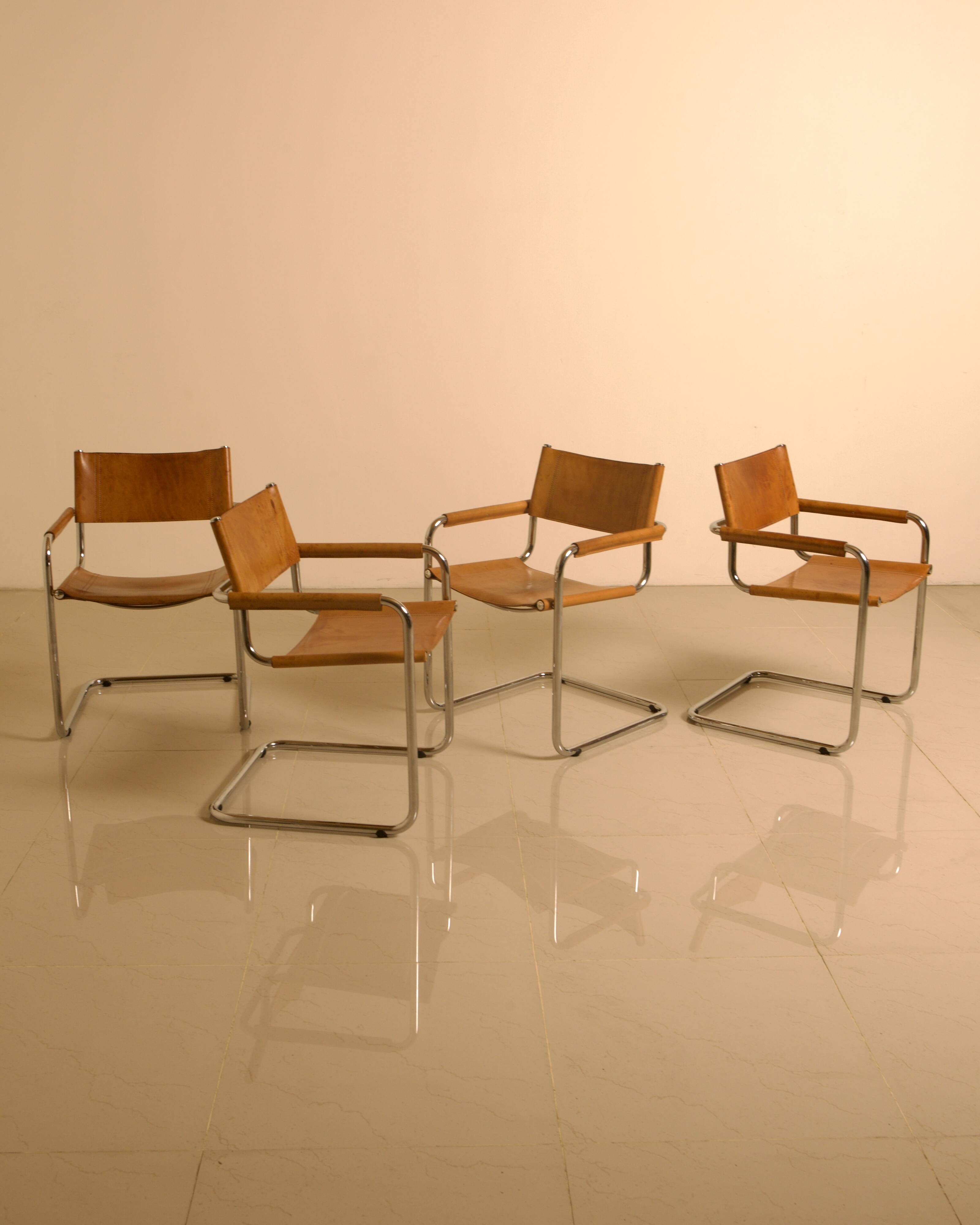 Ensemble de 4 chaises italienne en cuir cognac "Cantilever" par Marcel Breu