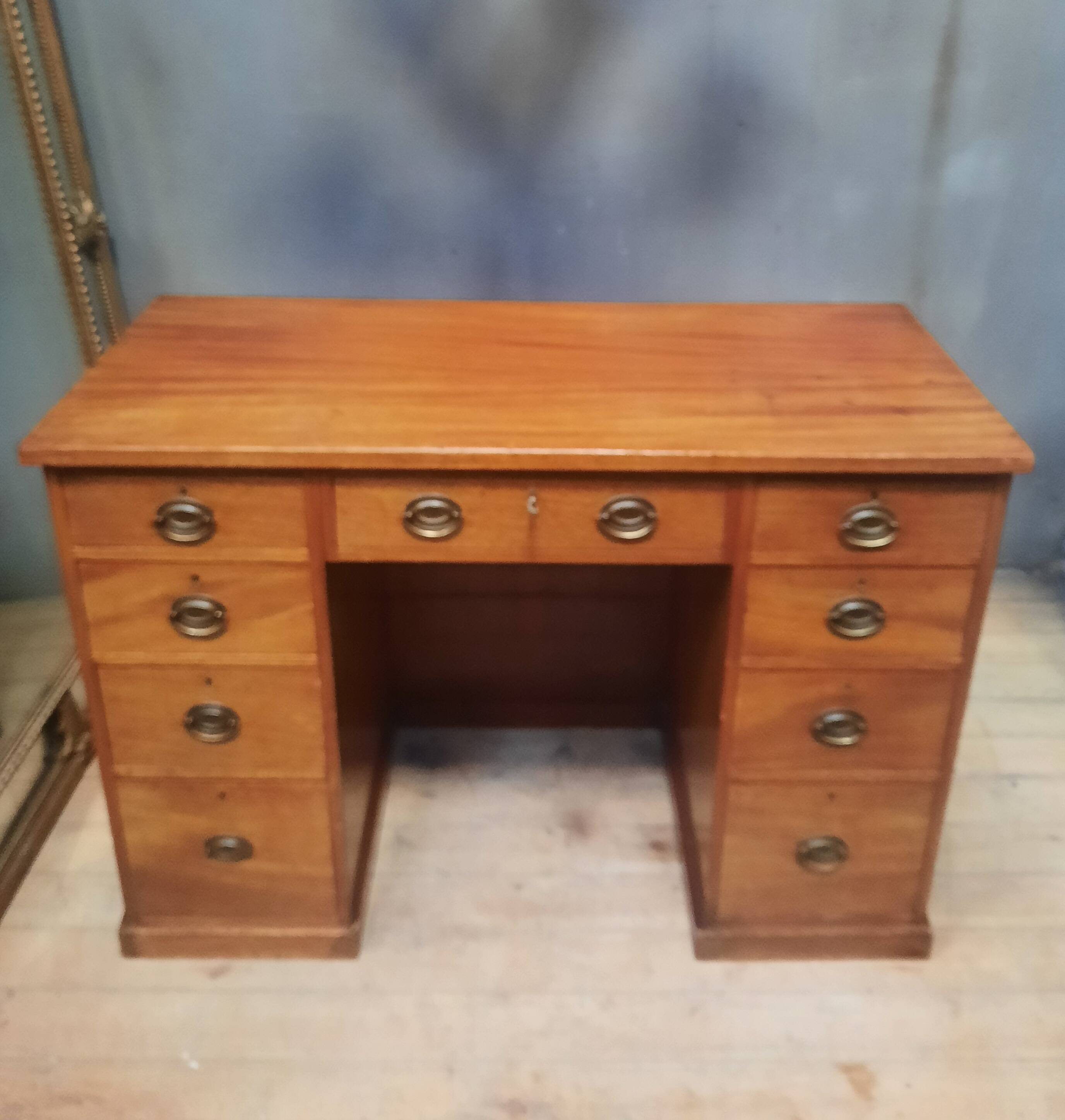 Nineteenth-century chest of drawers in mahogany.