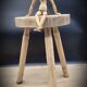 Tabouret vachet tripode bois massif clair