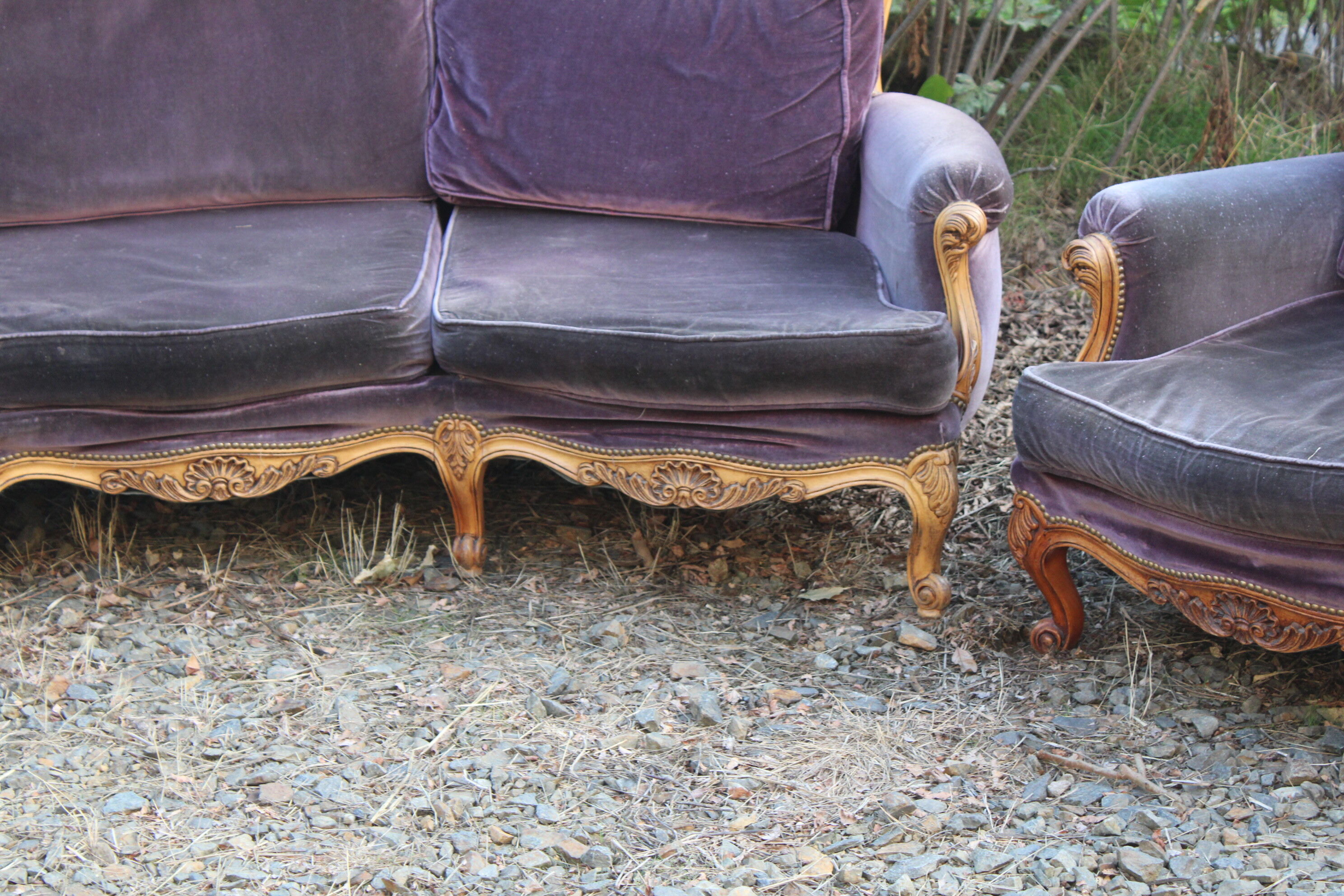 Sofa Voltaire rounded purple velvet