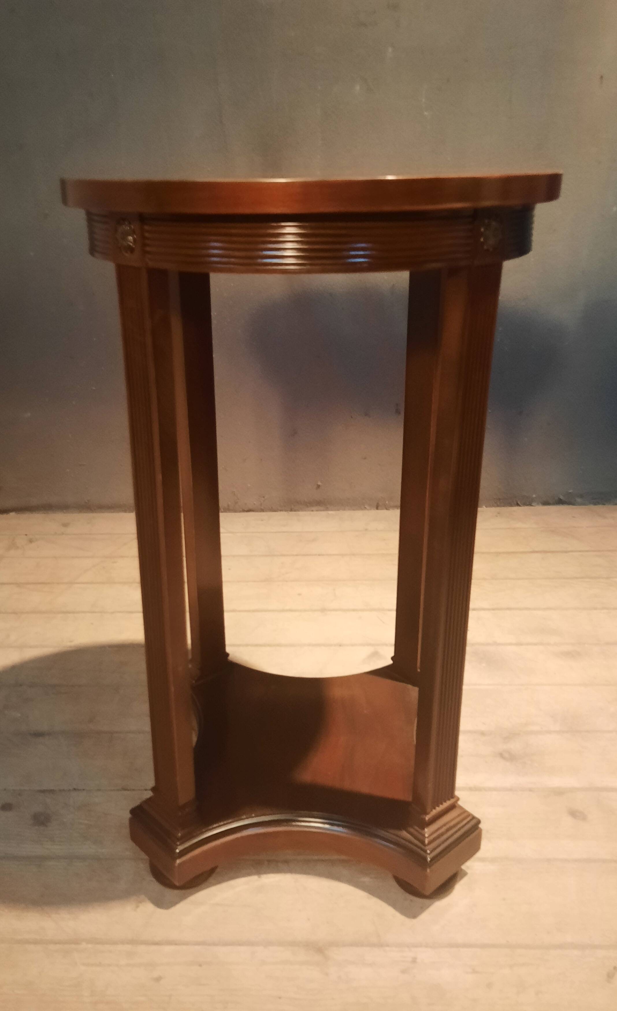 Varnished round gueridon