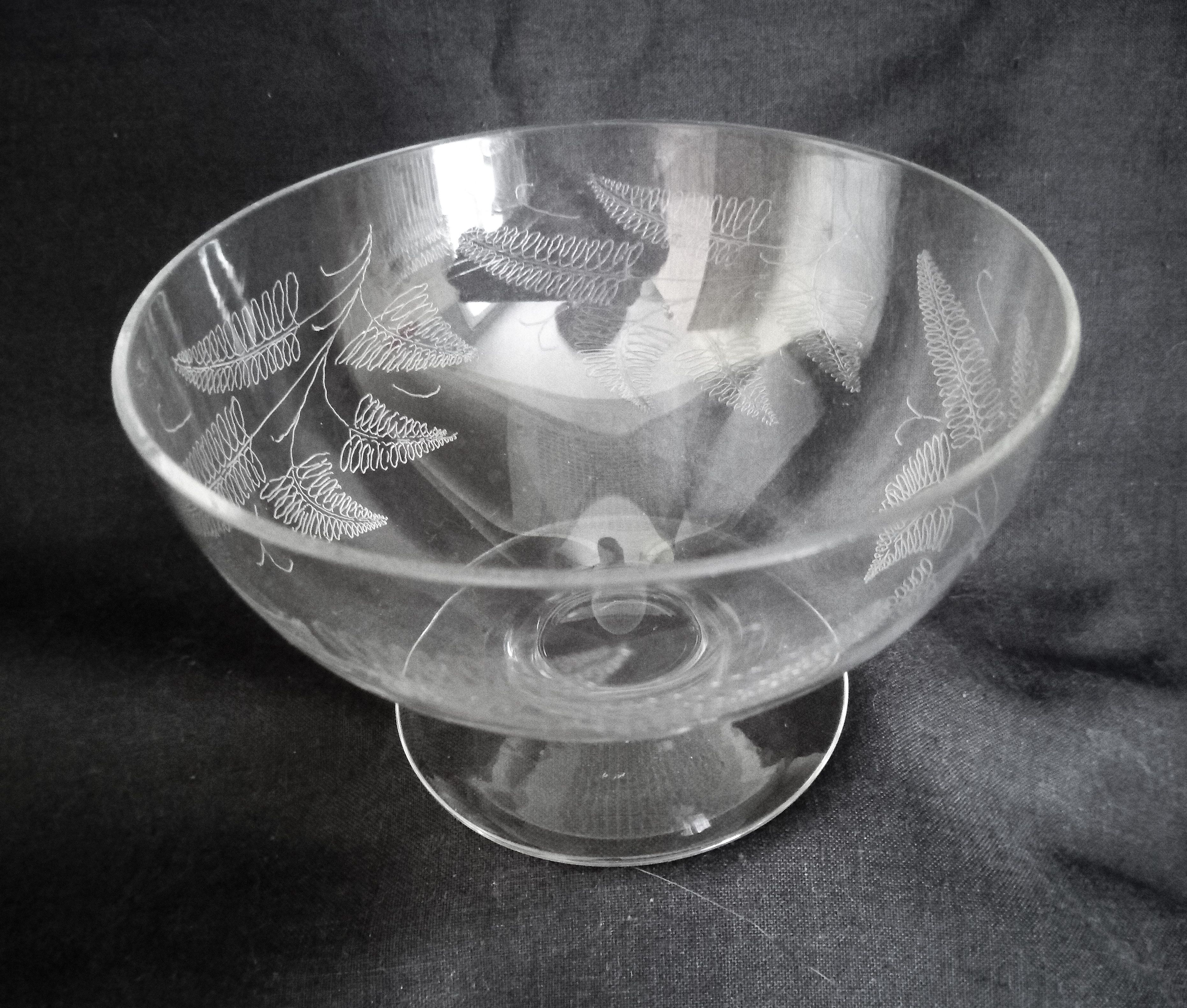 Set of 9 engraved crystal champagne glasses with fern motifs