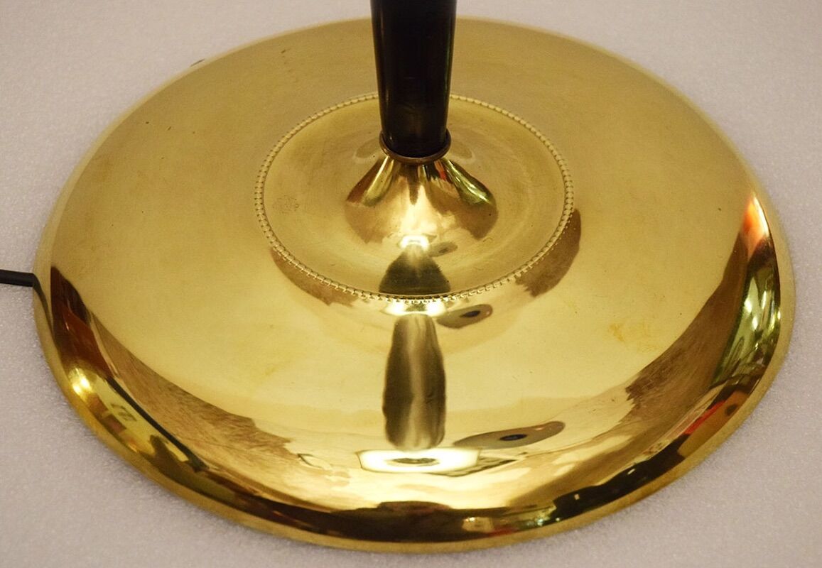 Lampadaire en acajou et laiton, années 1950