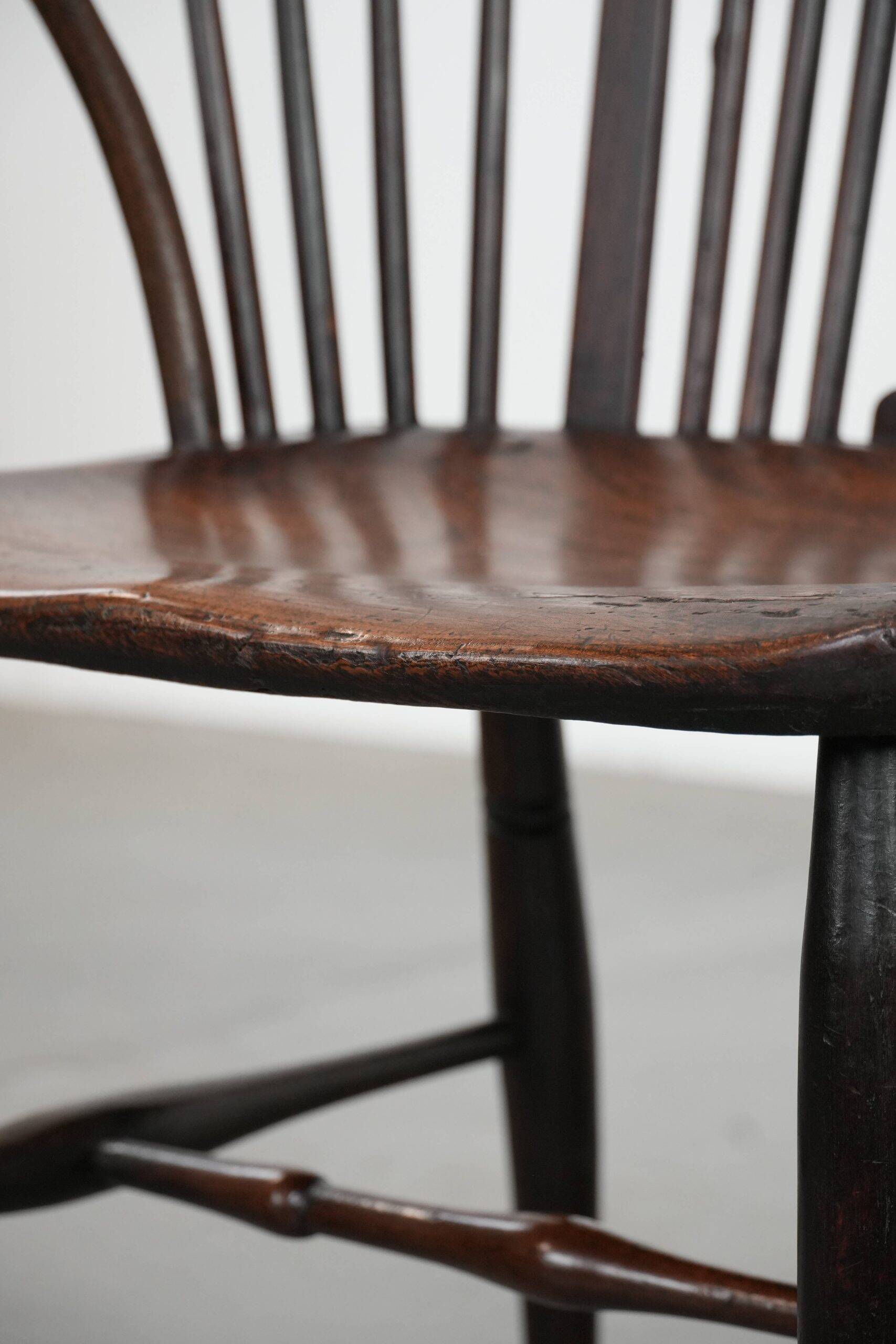 Antique English Windsor chair from the 18th century with spindled backrest