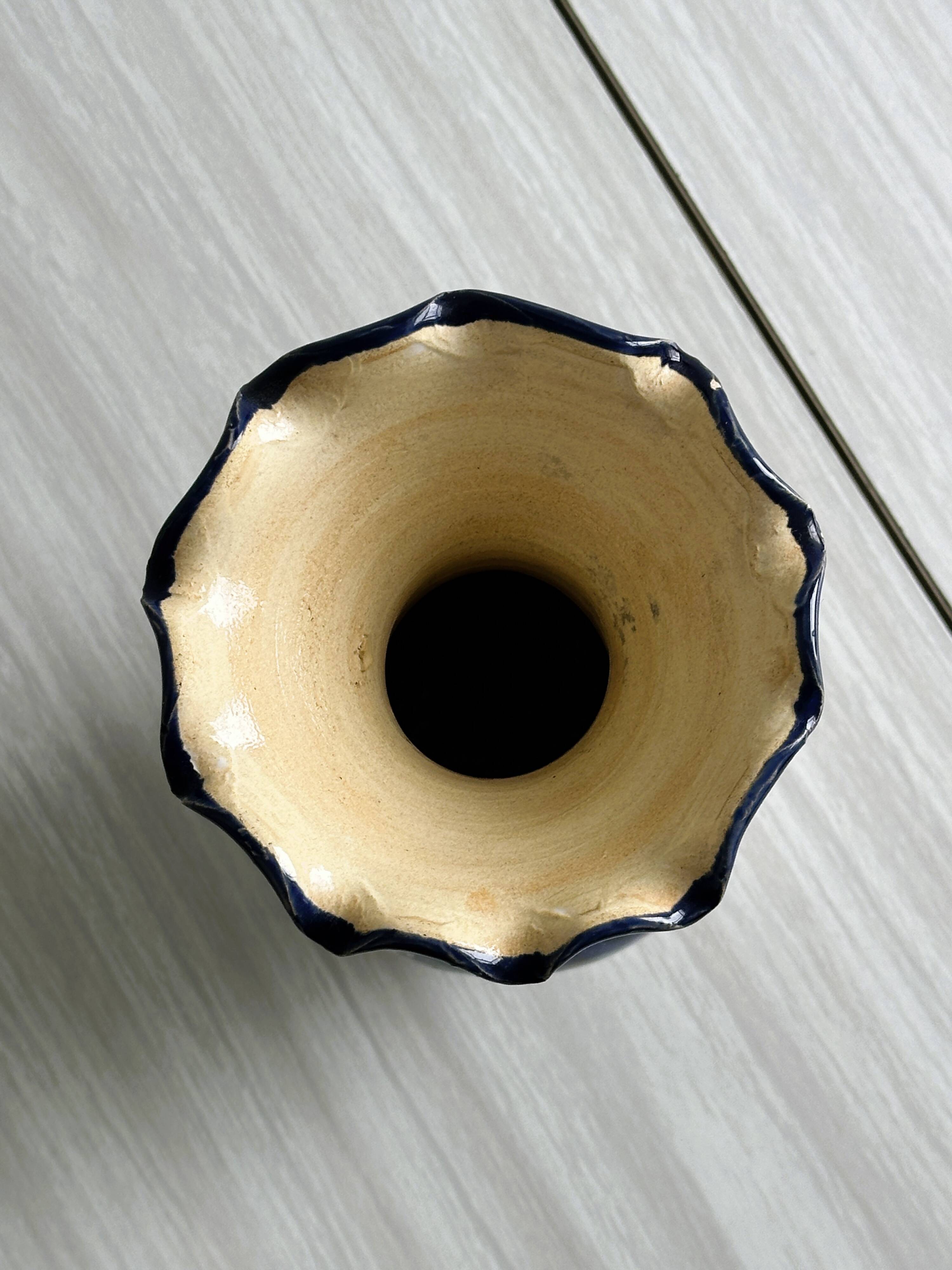 Petit vase peint à la main style Maghrébin.