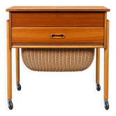 Boîte à couture en teck des années 1960-1970, table à couture, support d'ustensiles avec panier.