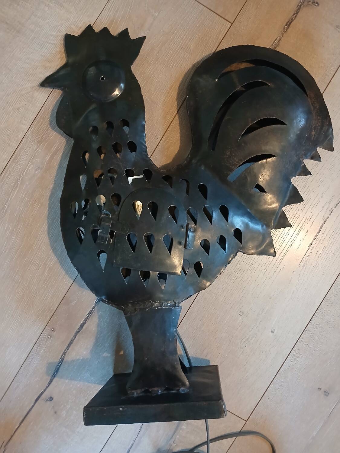 Wrought iron table lamp/rooster