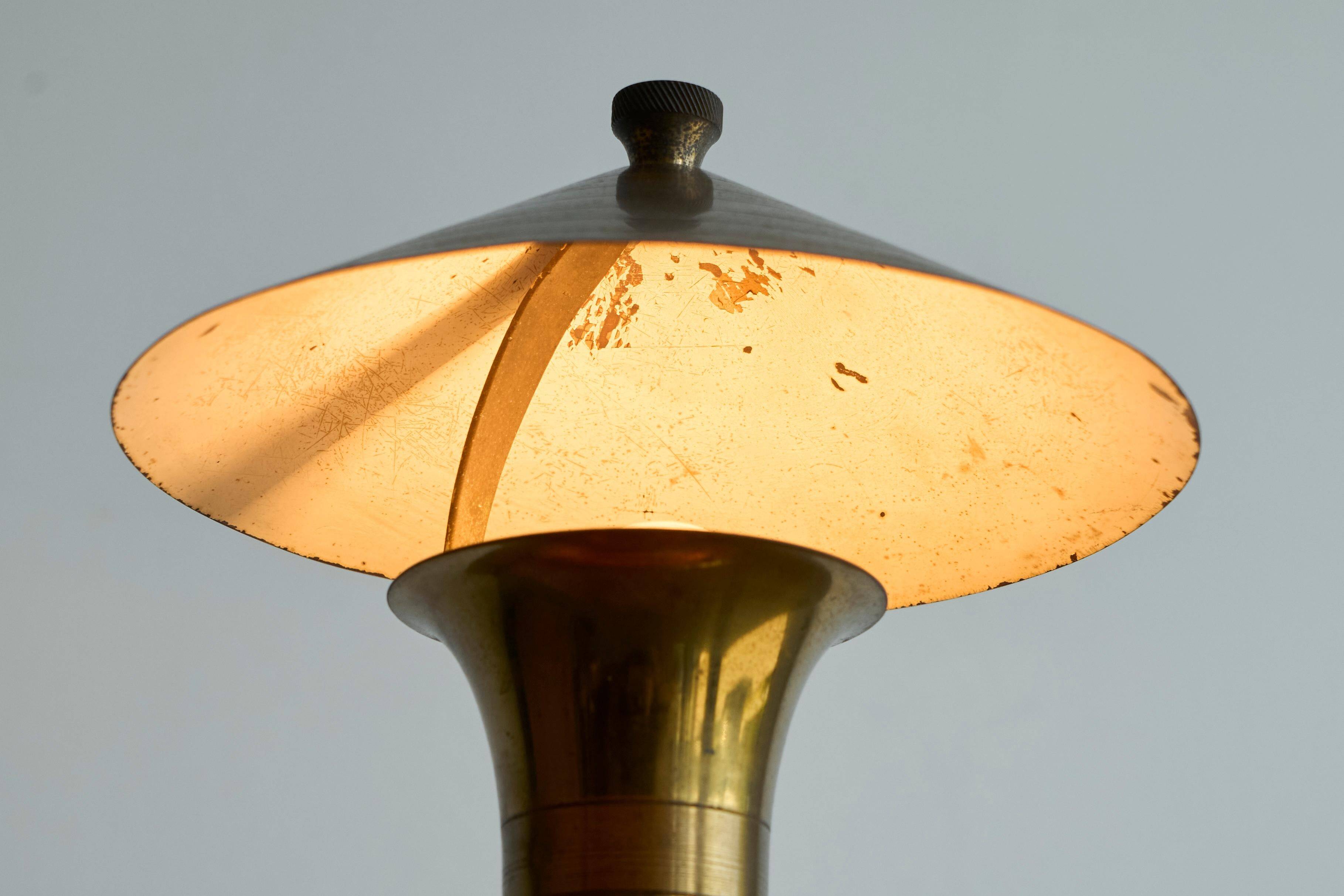 Art Deco table lamp in patinated brass from the 1940s.