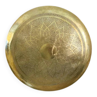 Large oriental wall lamp in hammered gold-plated perforated brass, 100 cm.