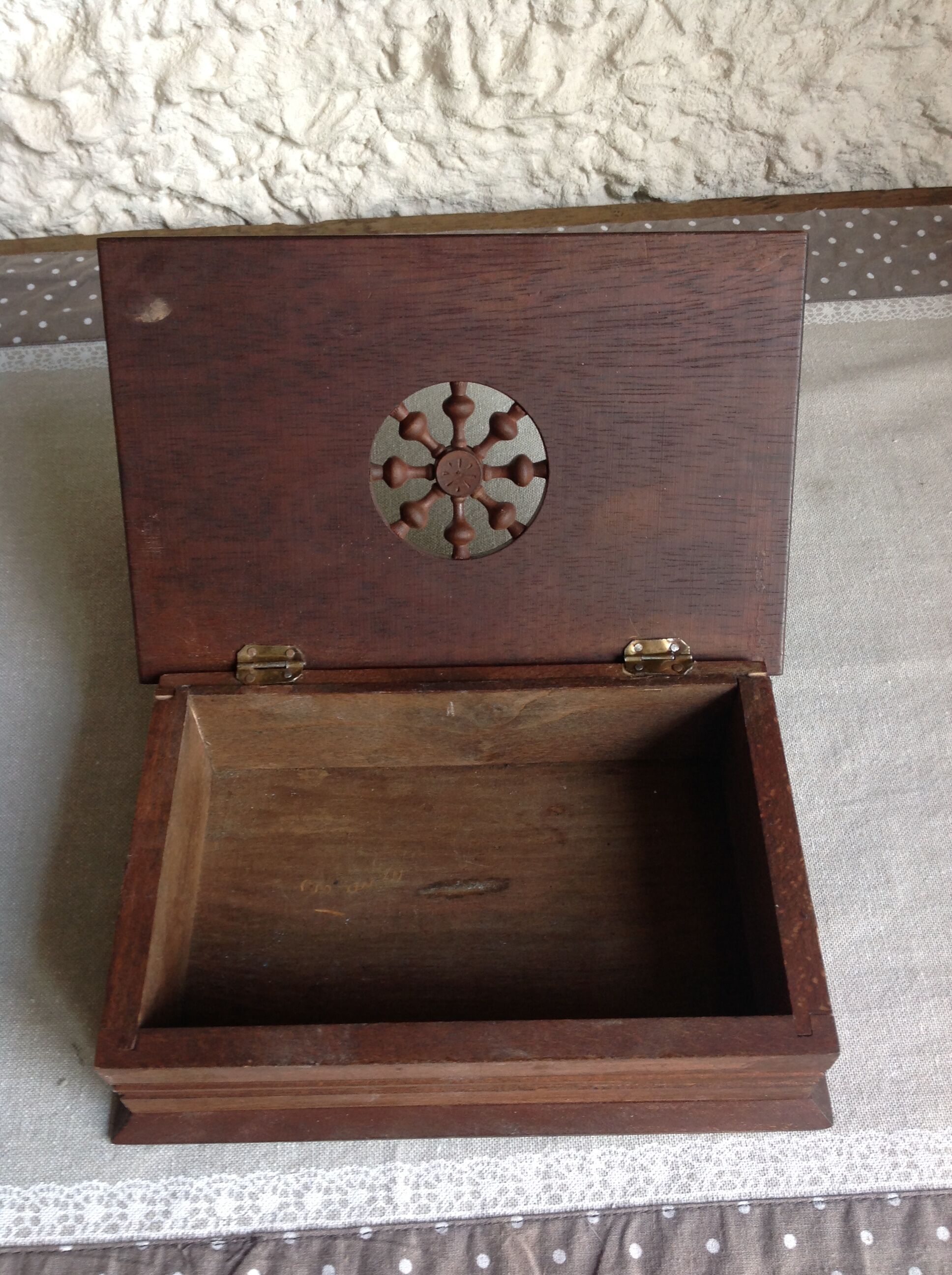 Old cigarette box in openwork varnished wood 30-40s