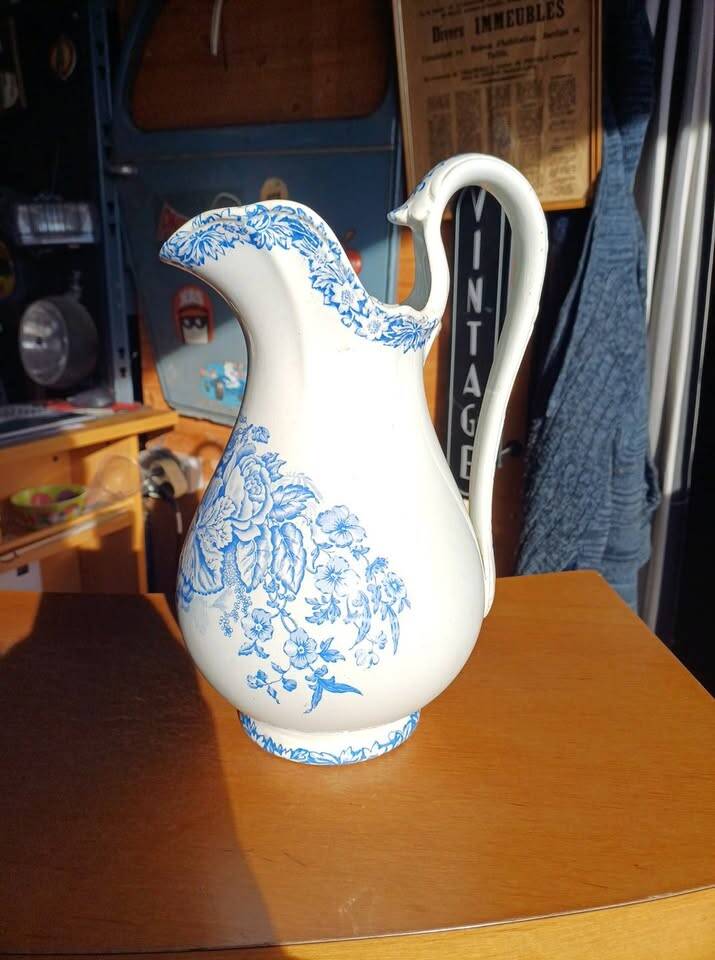 Ironstone jug from 1844/68.