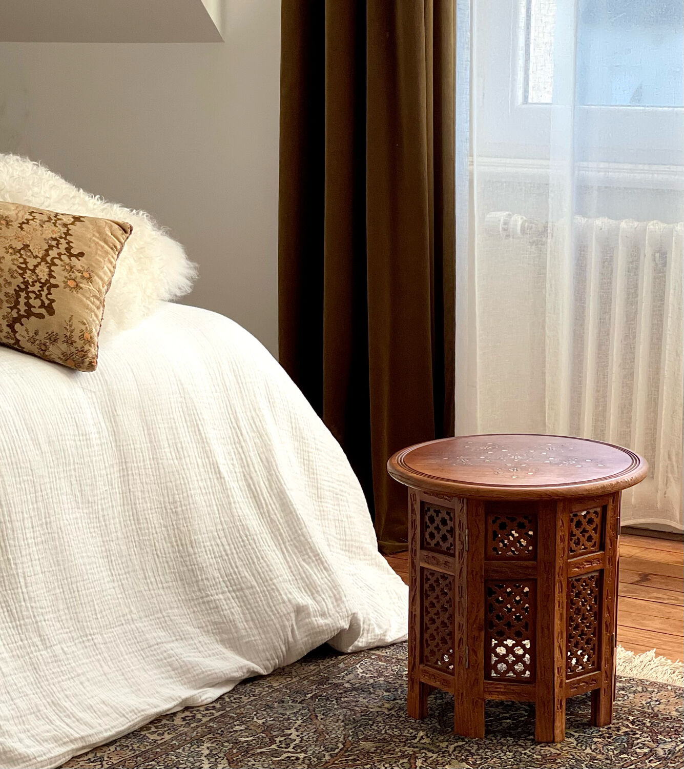 Indian table in wood and brass