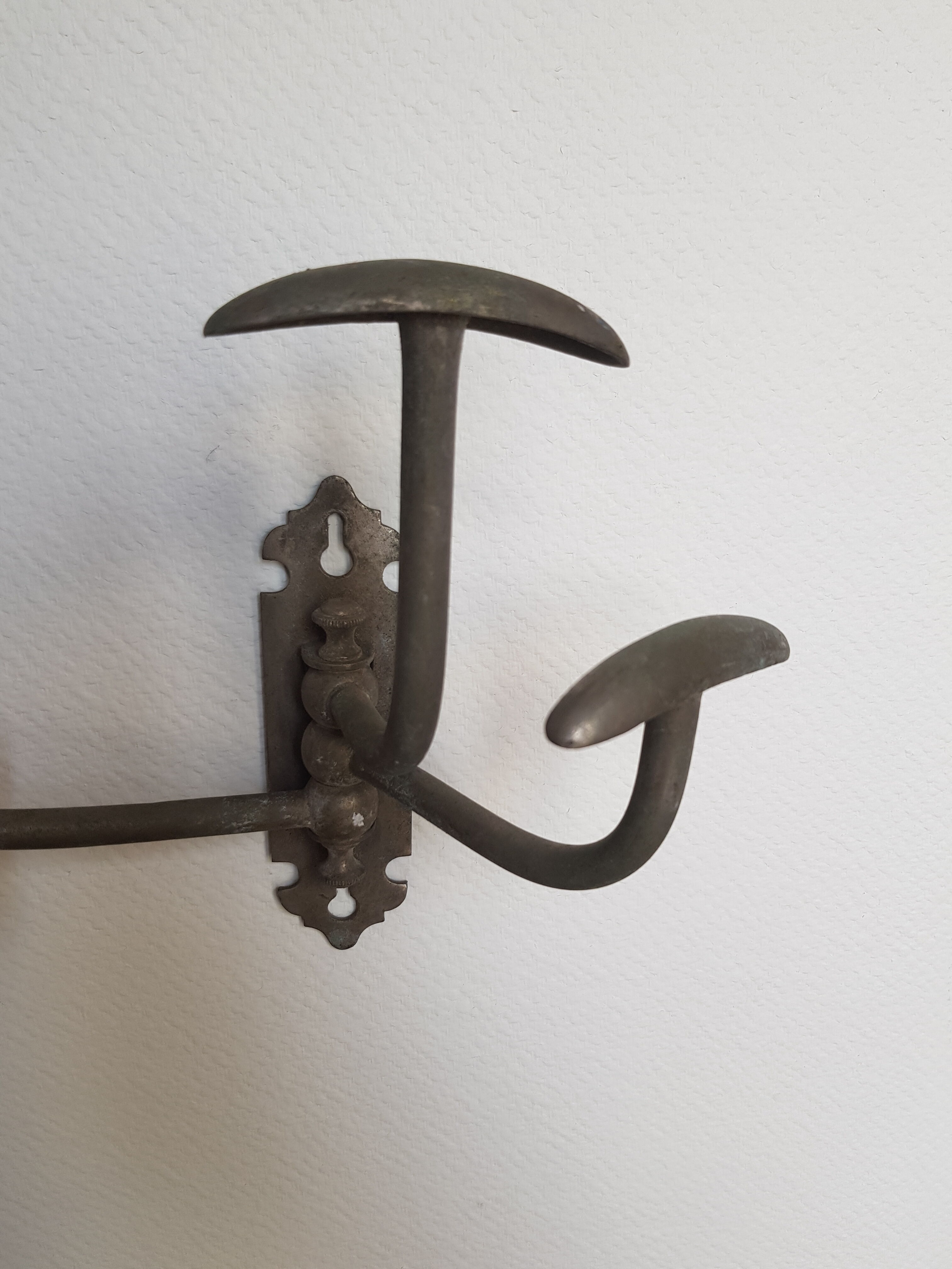 Tin wall patere has 3 hooks