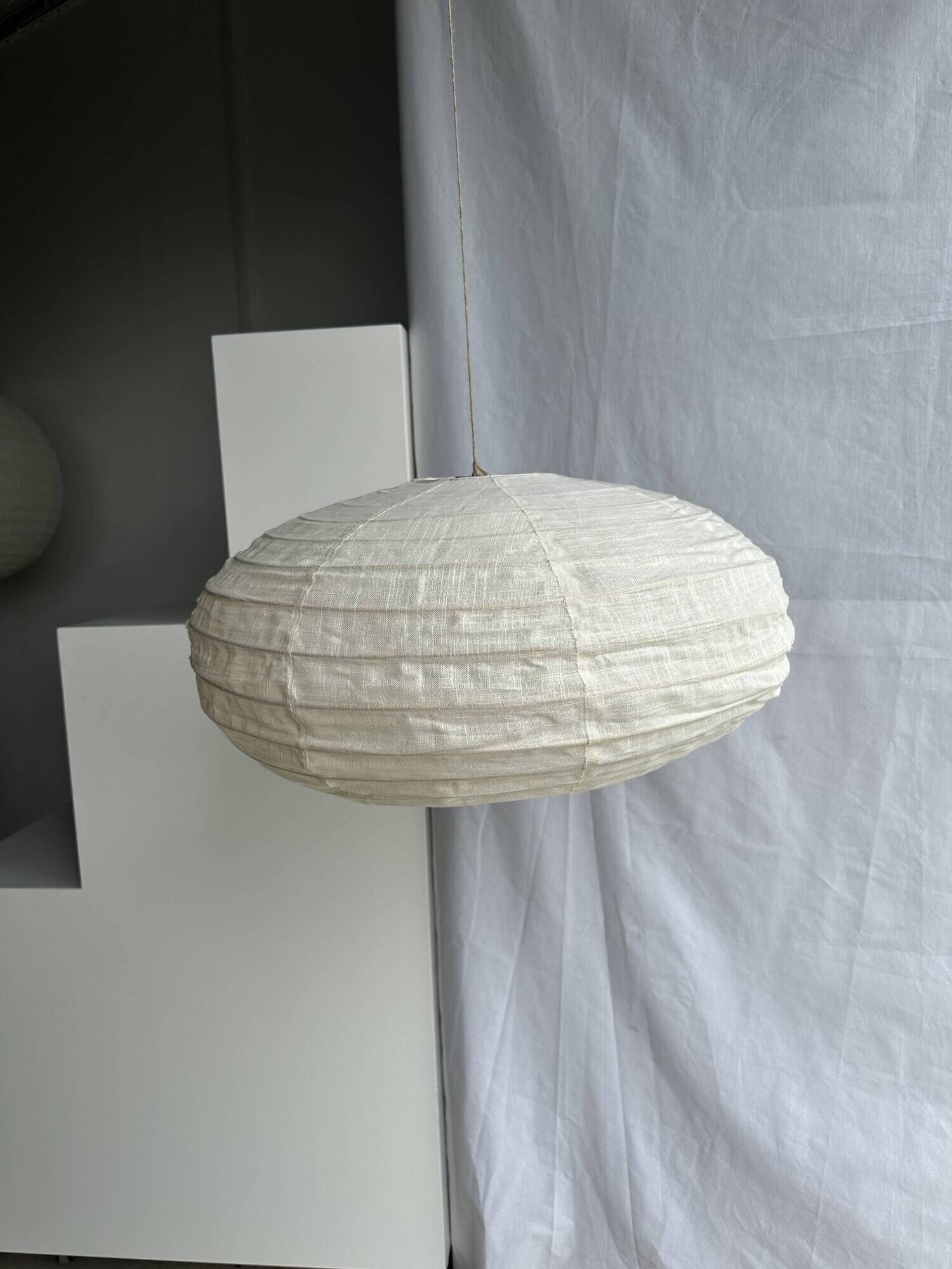 Large oval flat Japanese-style suspension in rattan and natural linen H35 D60.