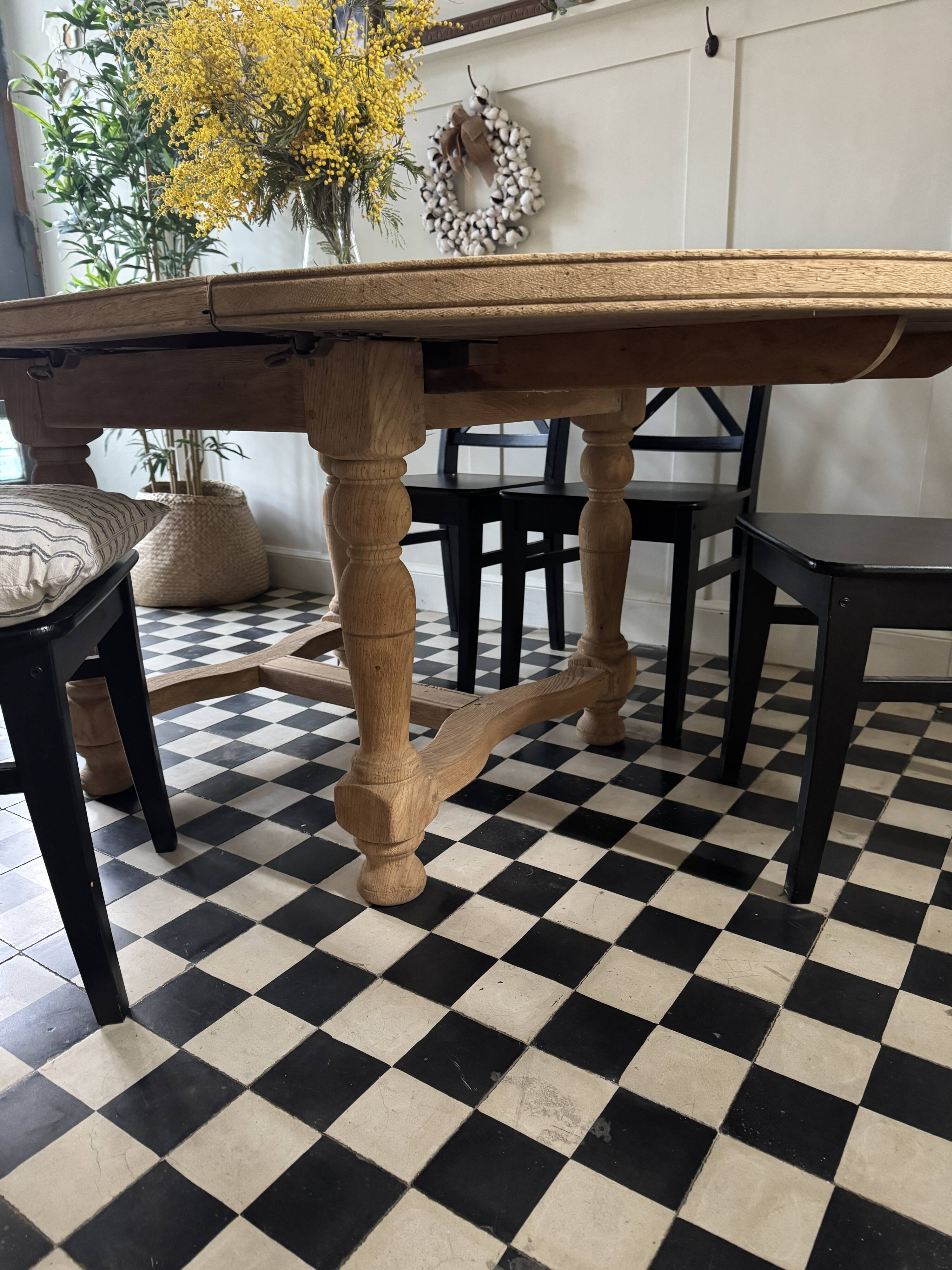 Extendable solid oak table