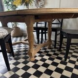 Extendable solid oak table