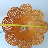 Lustre forme fleur en rotin