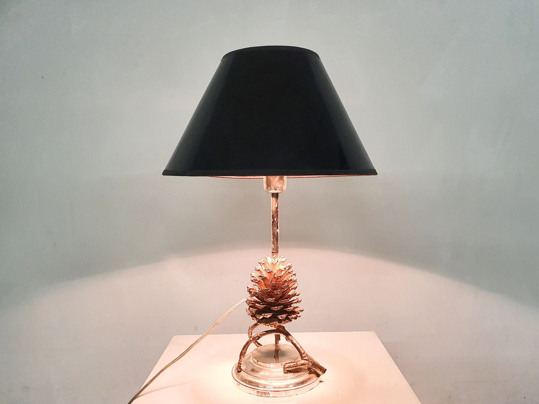 Hollywood regency pine cone table light, Italy, 1970