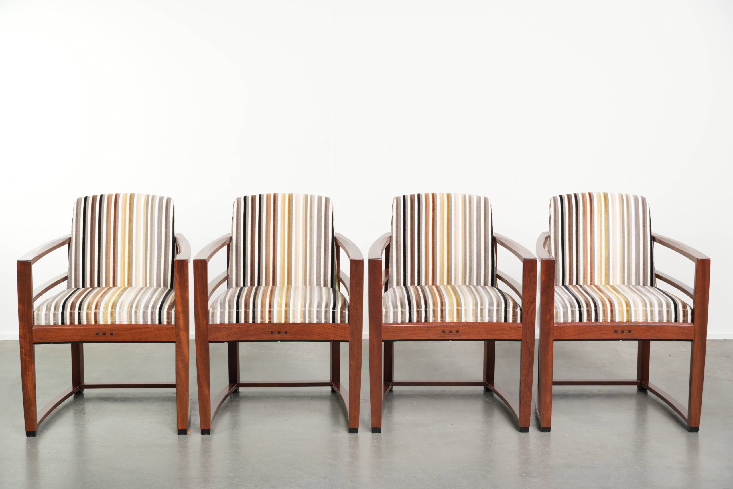 Set of 4 Art Deco design dining chairs with luxurious fabric upholstery