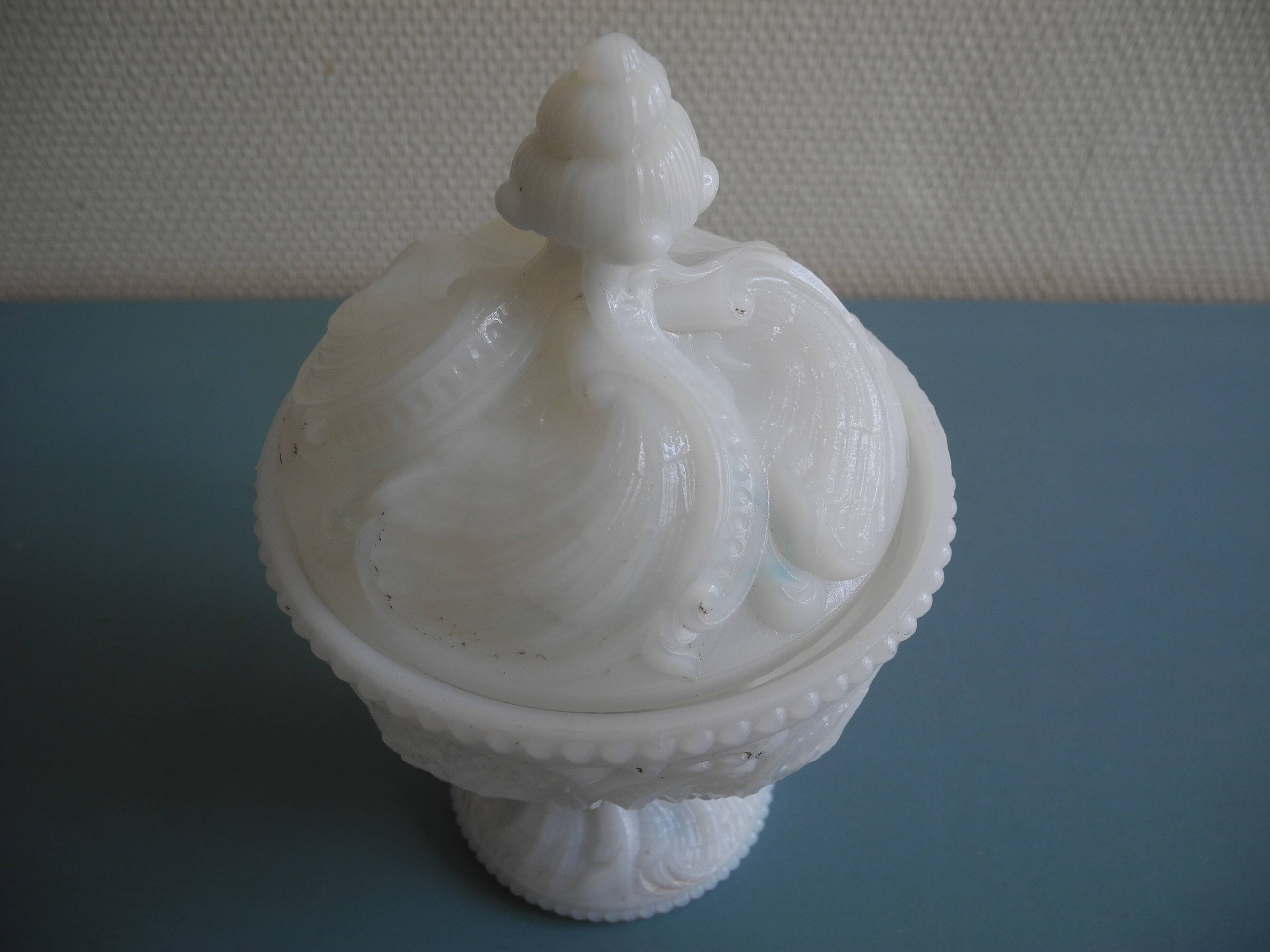 Sucrier, drageoir style Louis XV en opaline de Portieux
