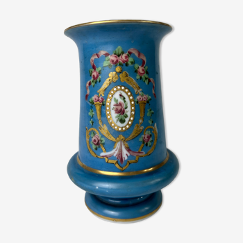 Vase bleu à motifs de fleurs et dorures