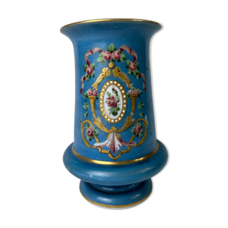 Vase bleu à motifs de fleurs et dorures