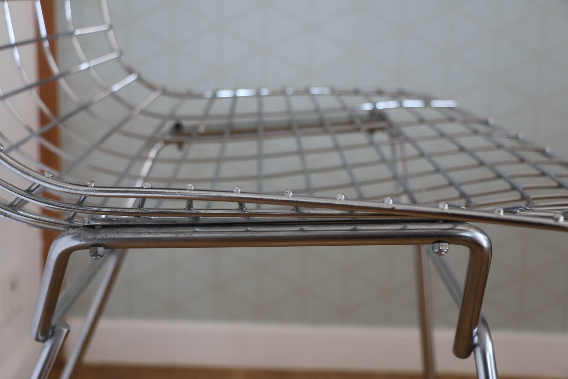 4 chrome Bertoia chairs with cushion