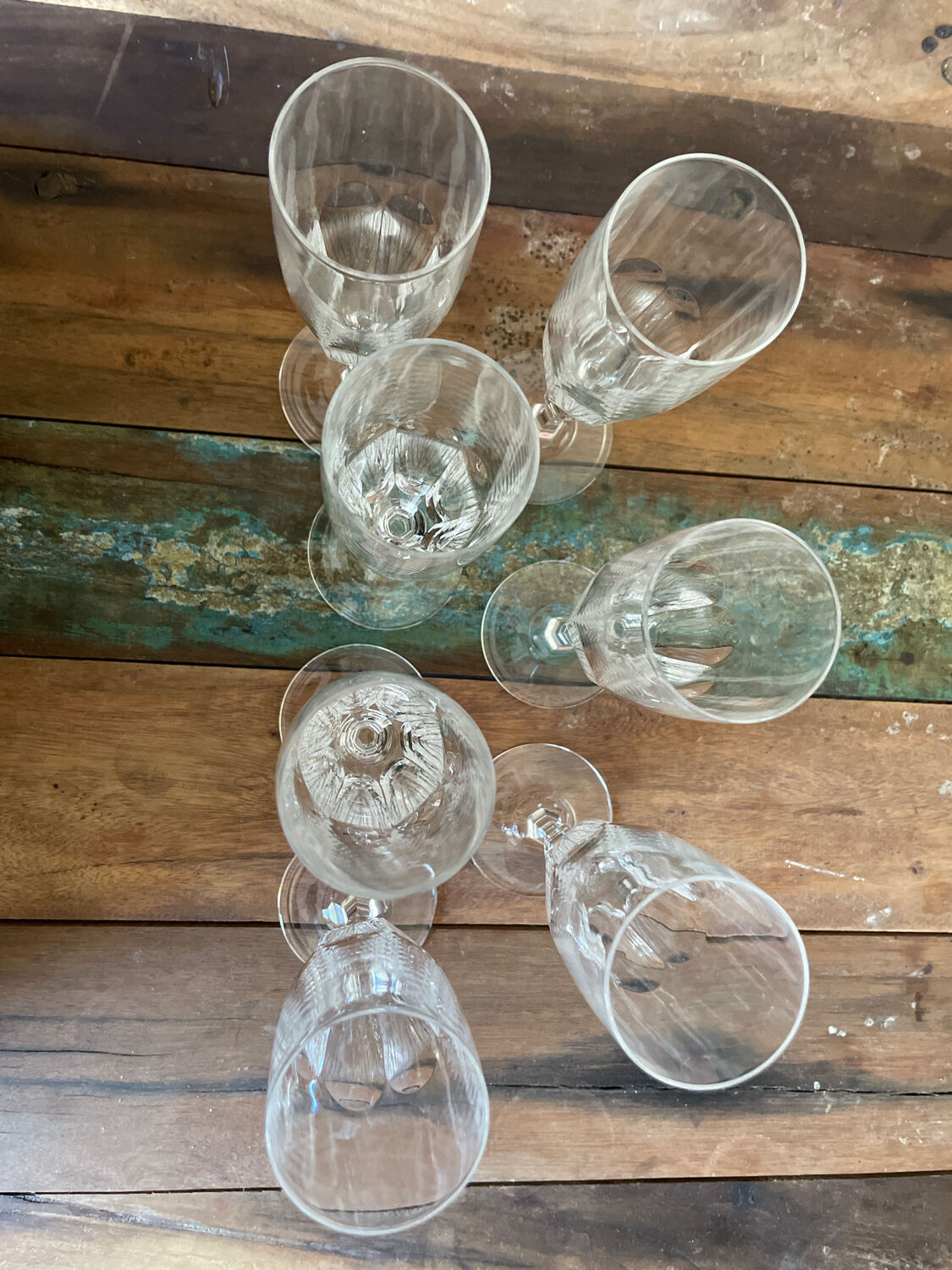 Set of 7 champagne flutes. Made of cut crystal.