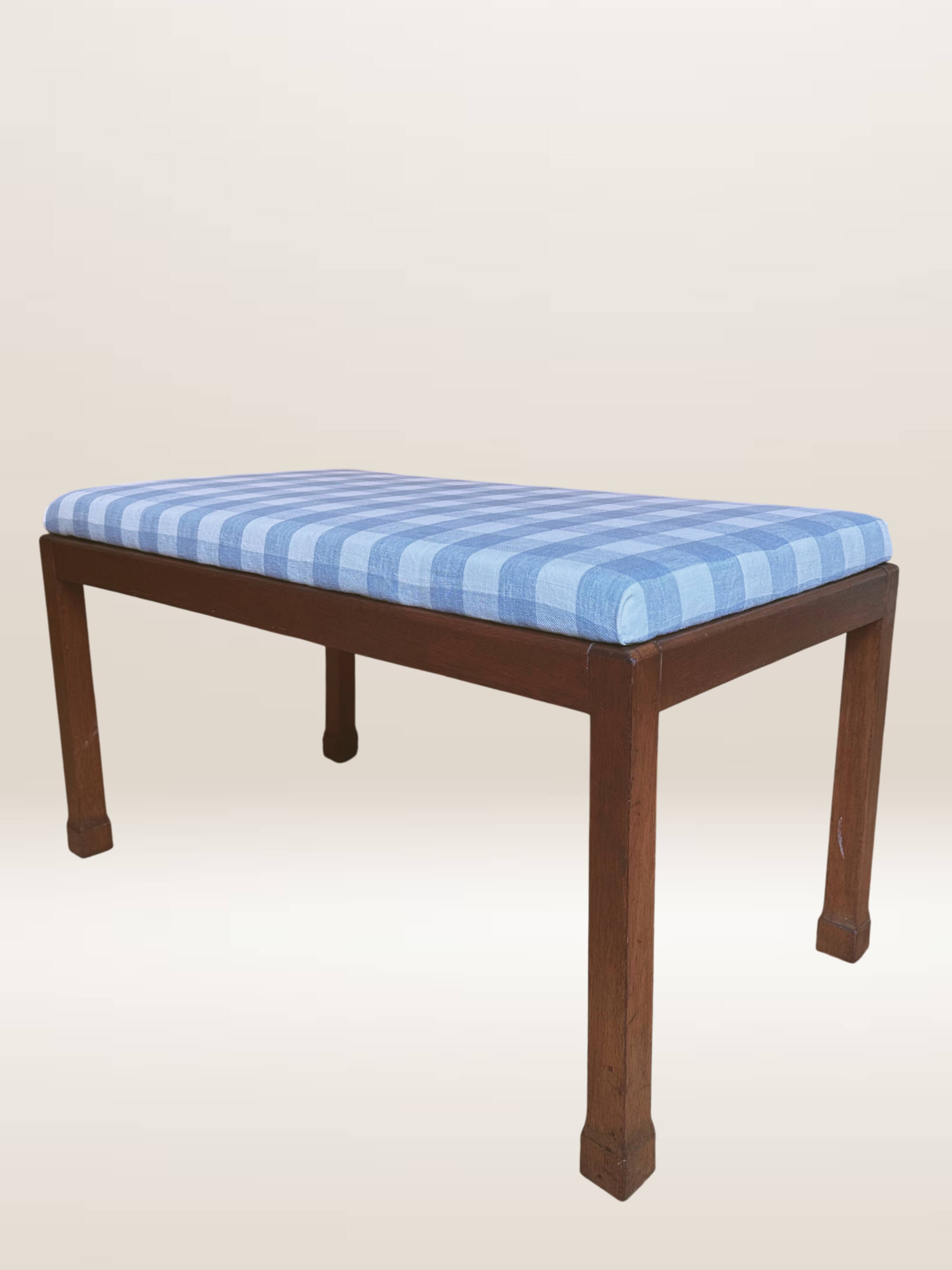 Ottoman coffee table in wood and gingham fabric.