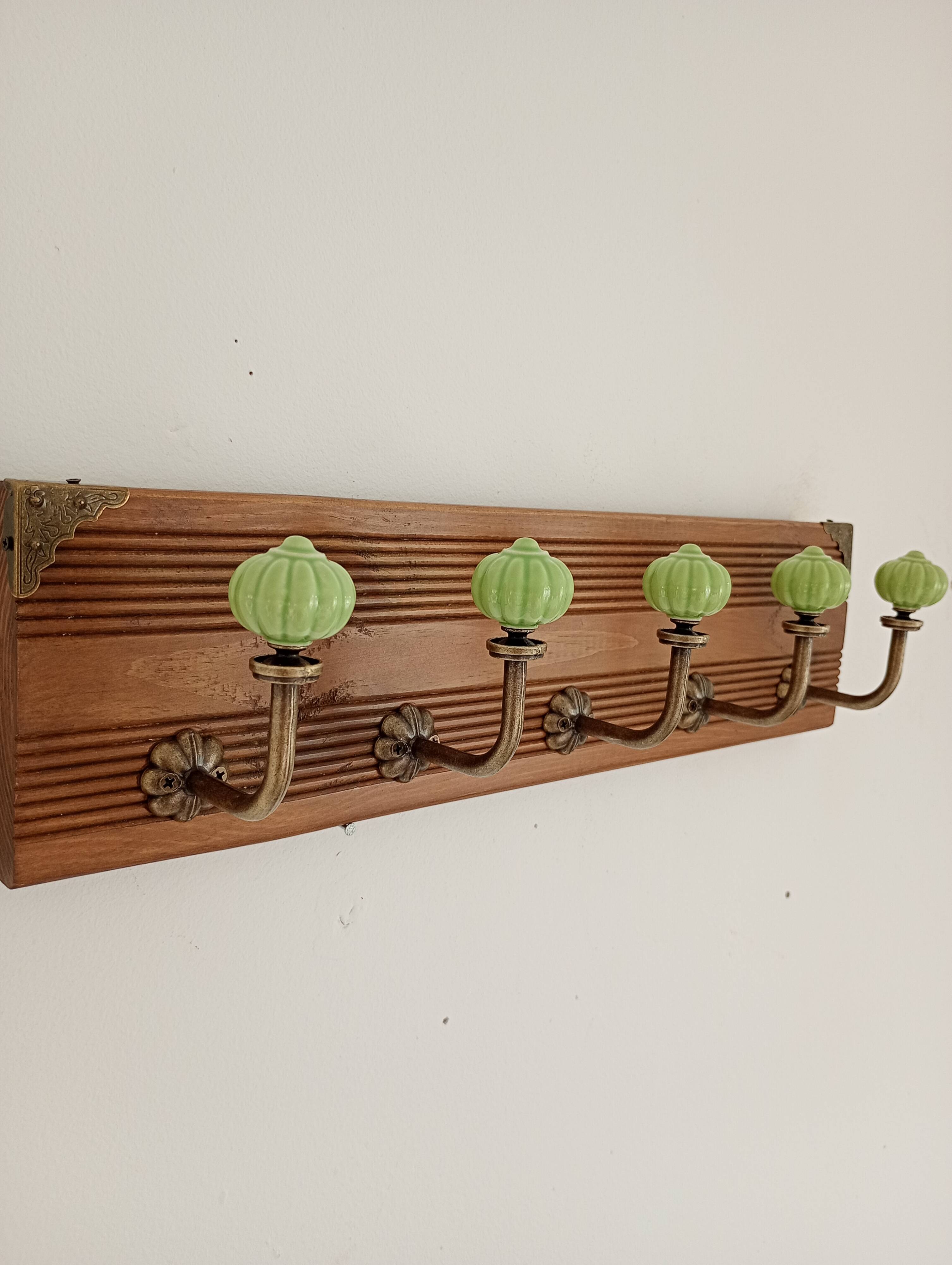 Wall-mounted coat rack in wood and sage green ceramic – 5 hooks – 50 cm