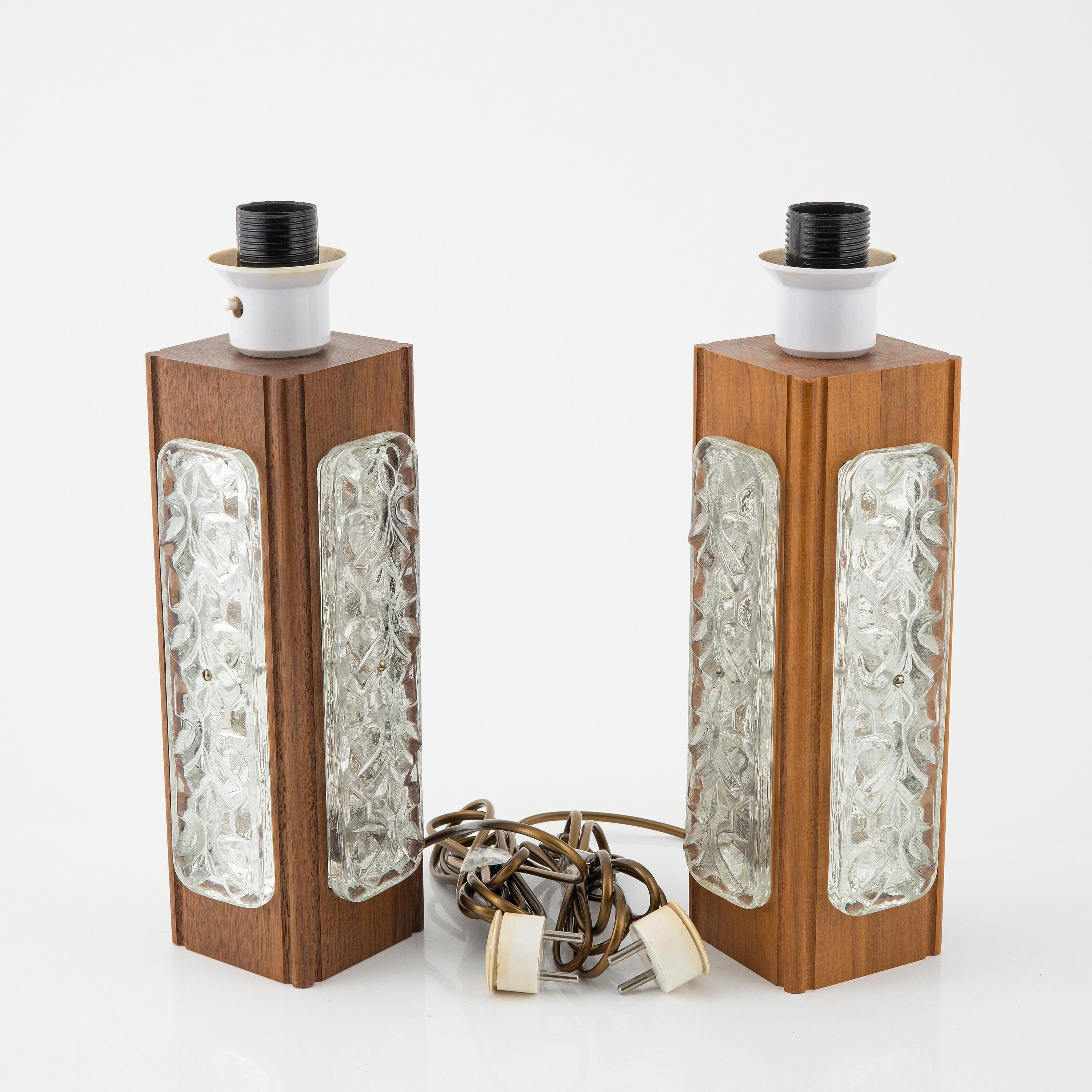 Paire de lampes de table en verre moulé et teck  Suède 1960