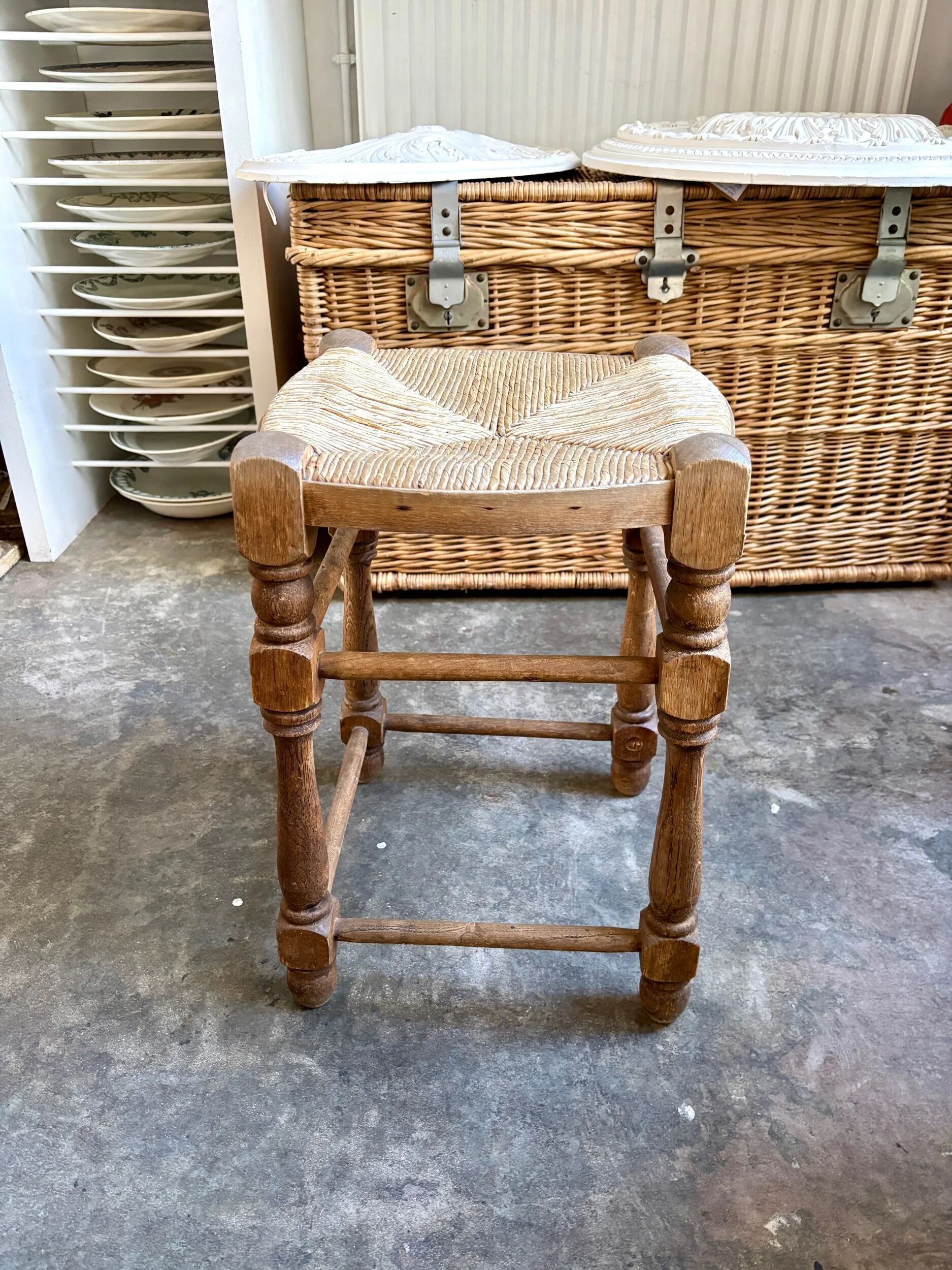 Tabouret en bois et paille tressée
