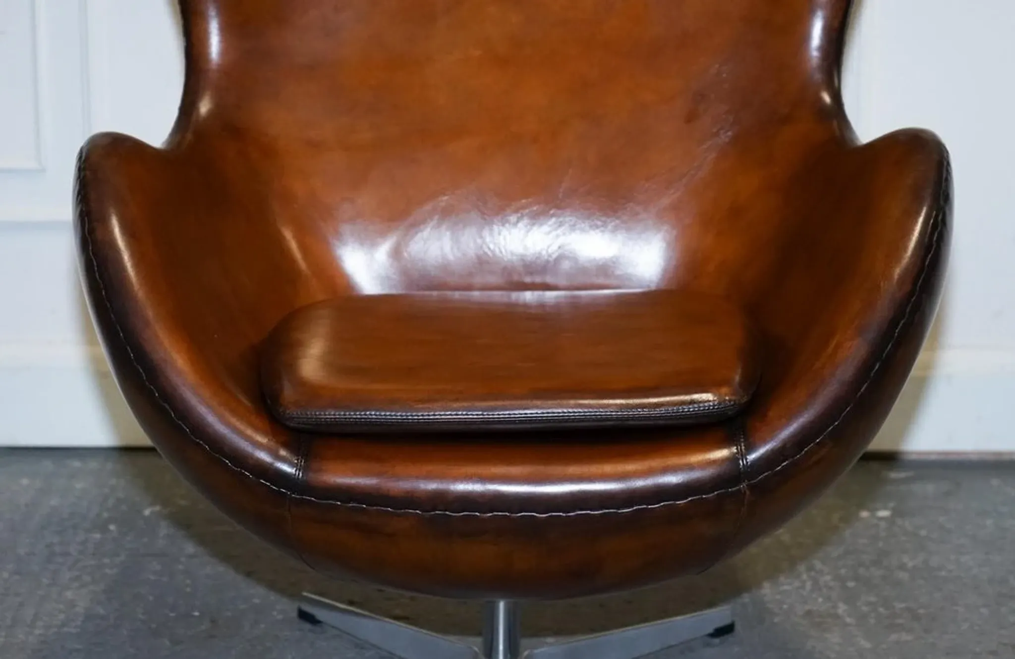 Chaise Egg Vintage Teintée à la Main en Brun Whisky
