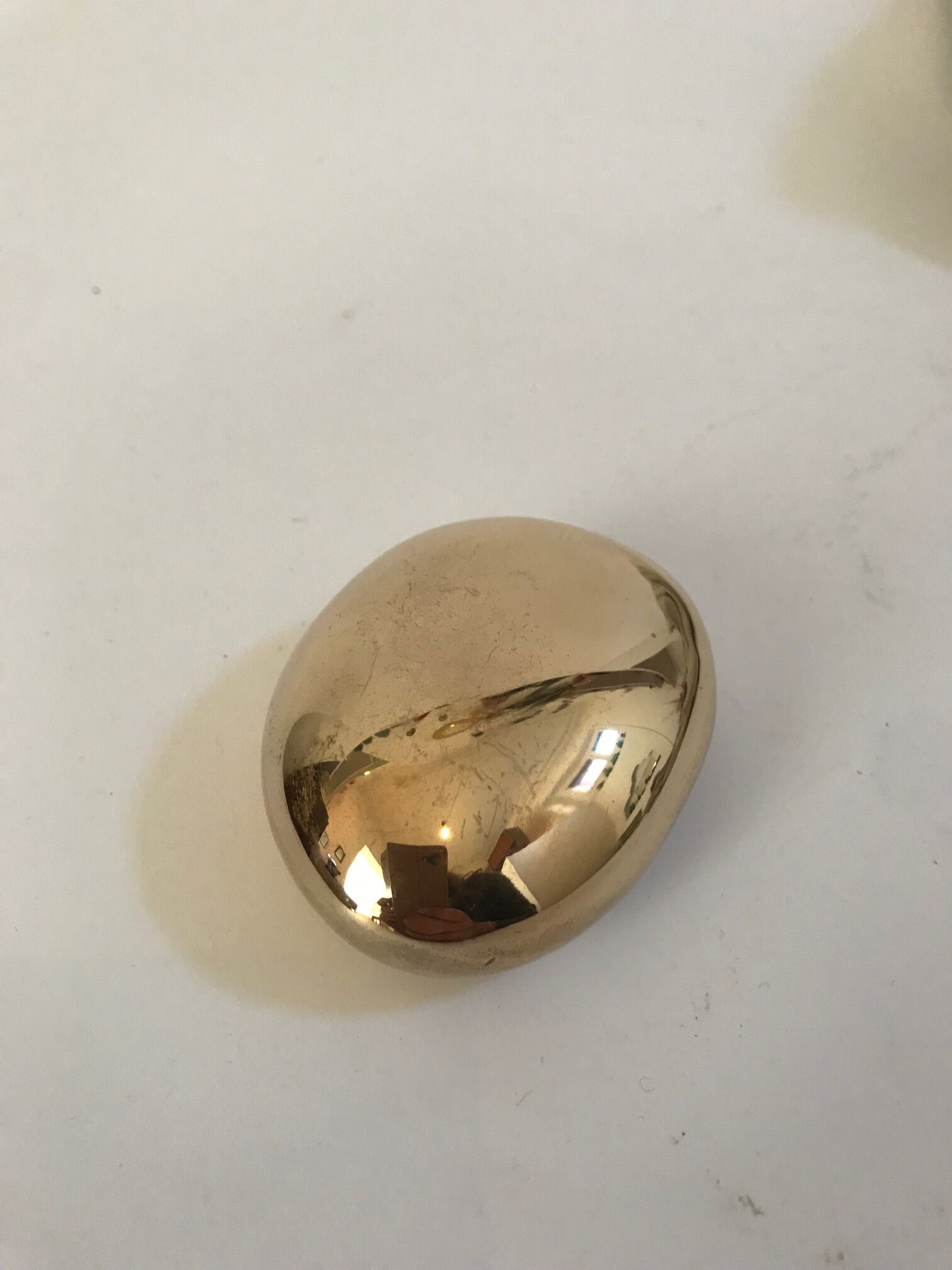 Galet décapsuleur en bronze doré de Monique Gerber