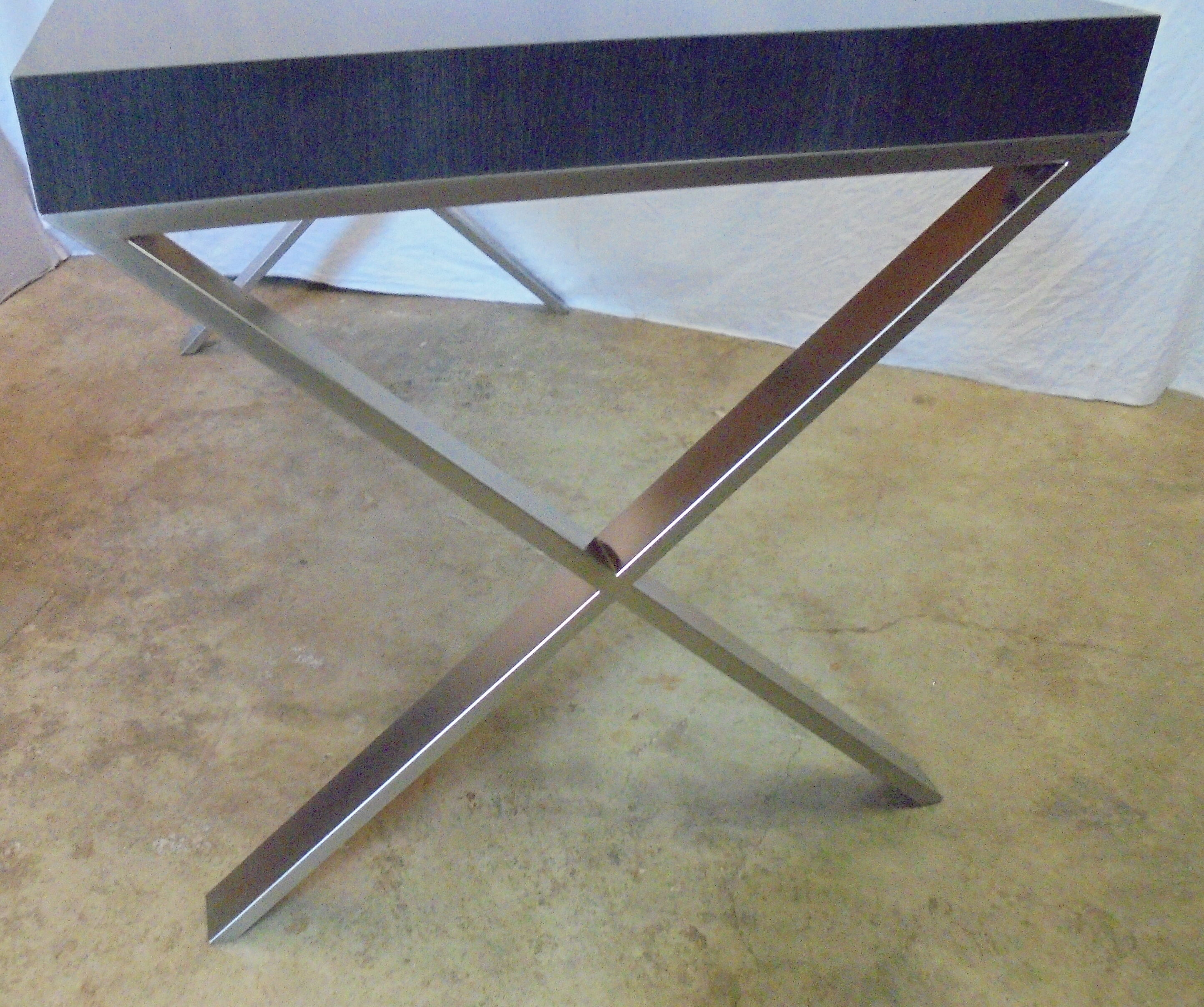 Flat office with metal feet of the 80s