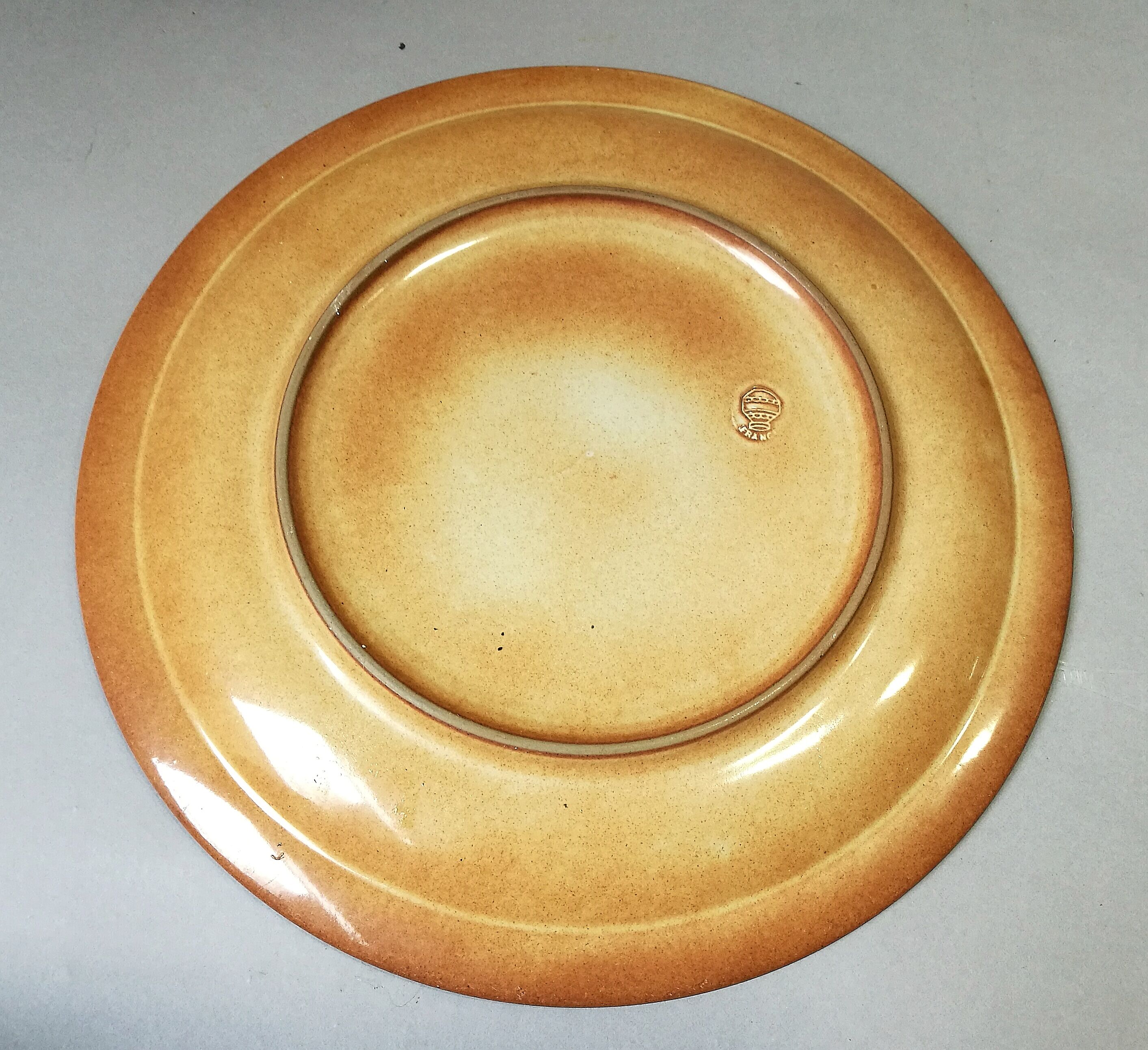 6 flat plates in sandstone of potter